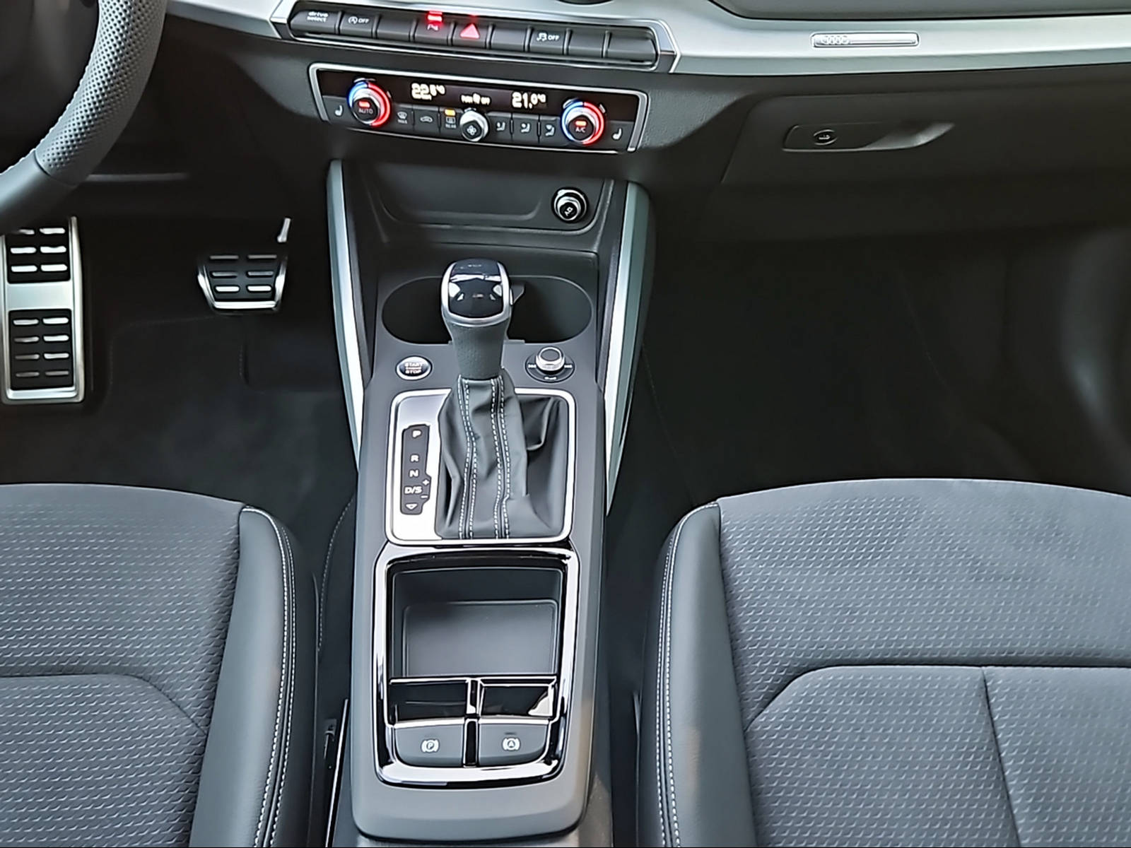 AUDI Q2 35 TFSI S line S-tronic "S Line Competition" Mythosschwarz Metallic-image-16