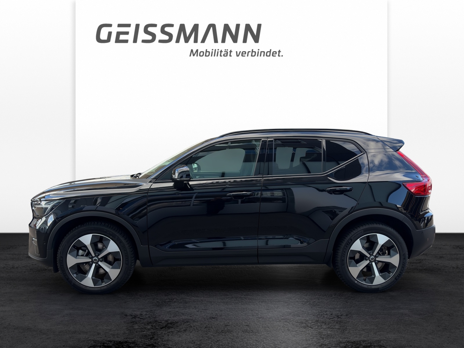 VOLVO XC40 2.0 B3 MH Plus Dark-showroom-element-2