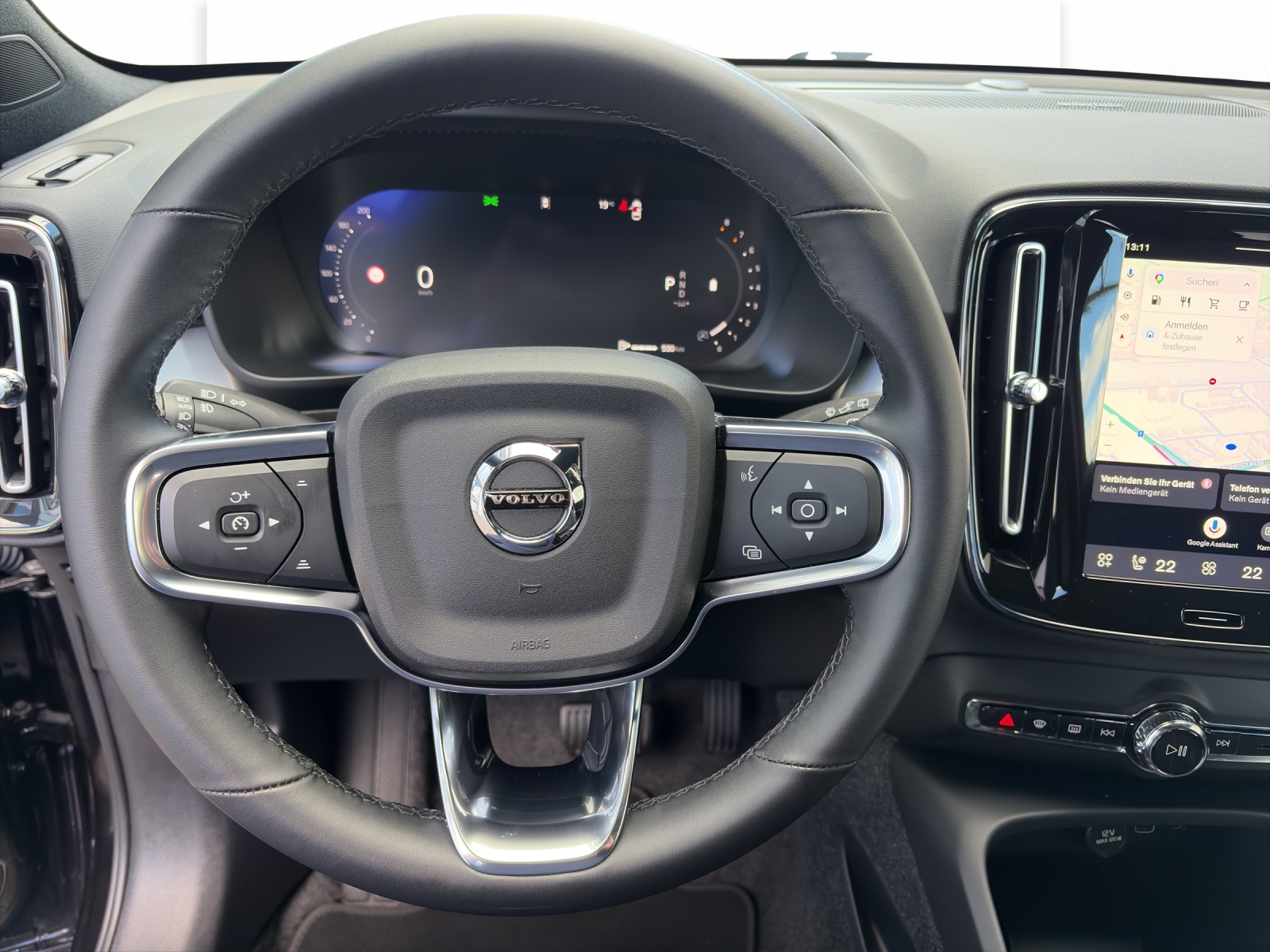 VOLVO XC40 2.0 B3 MH Plus Dark-image-9