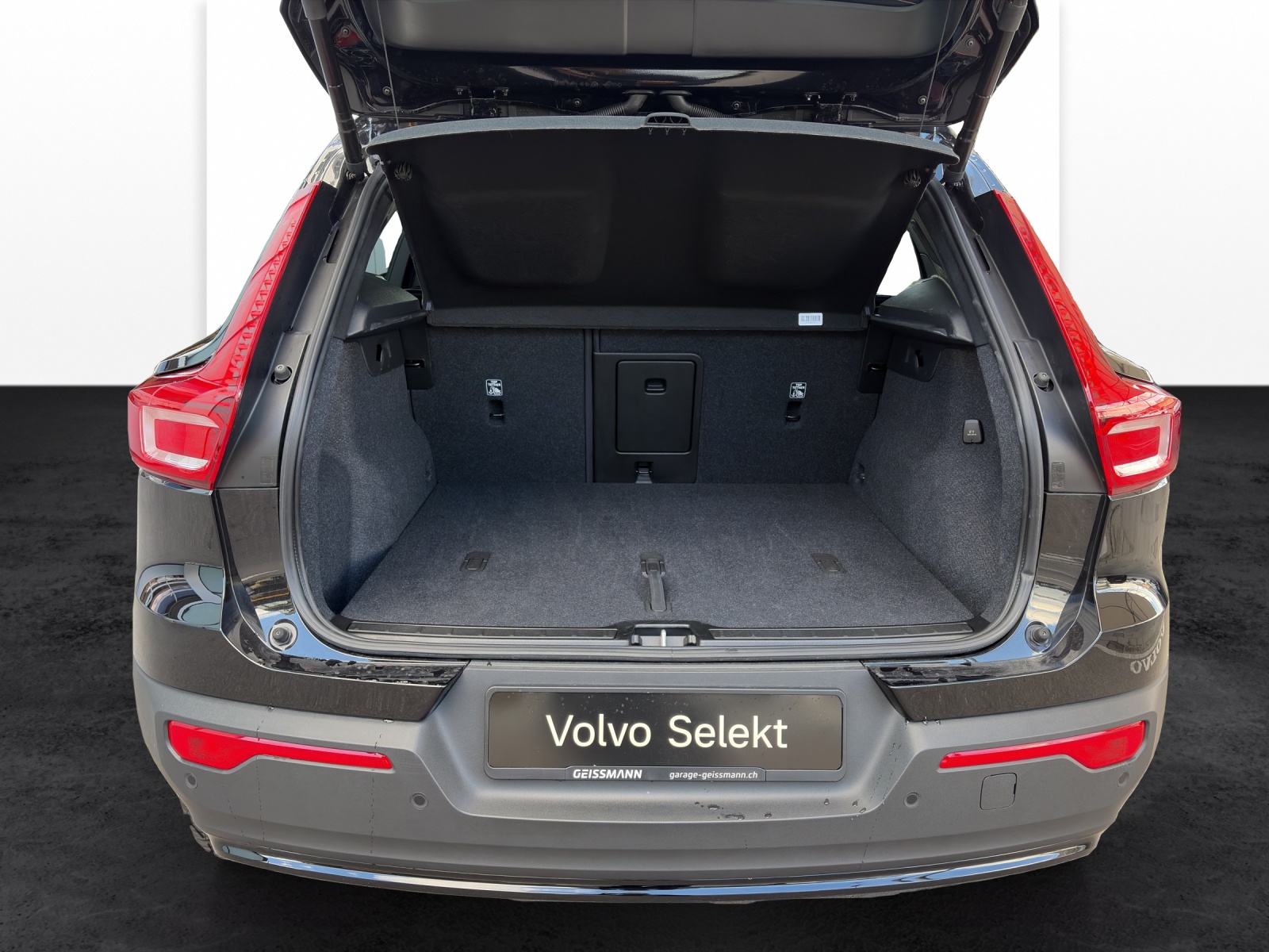VOLVO XC40 2.0 B3 MH Plus Dark-image-18