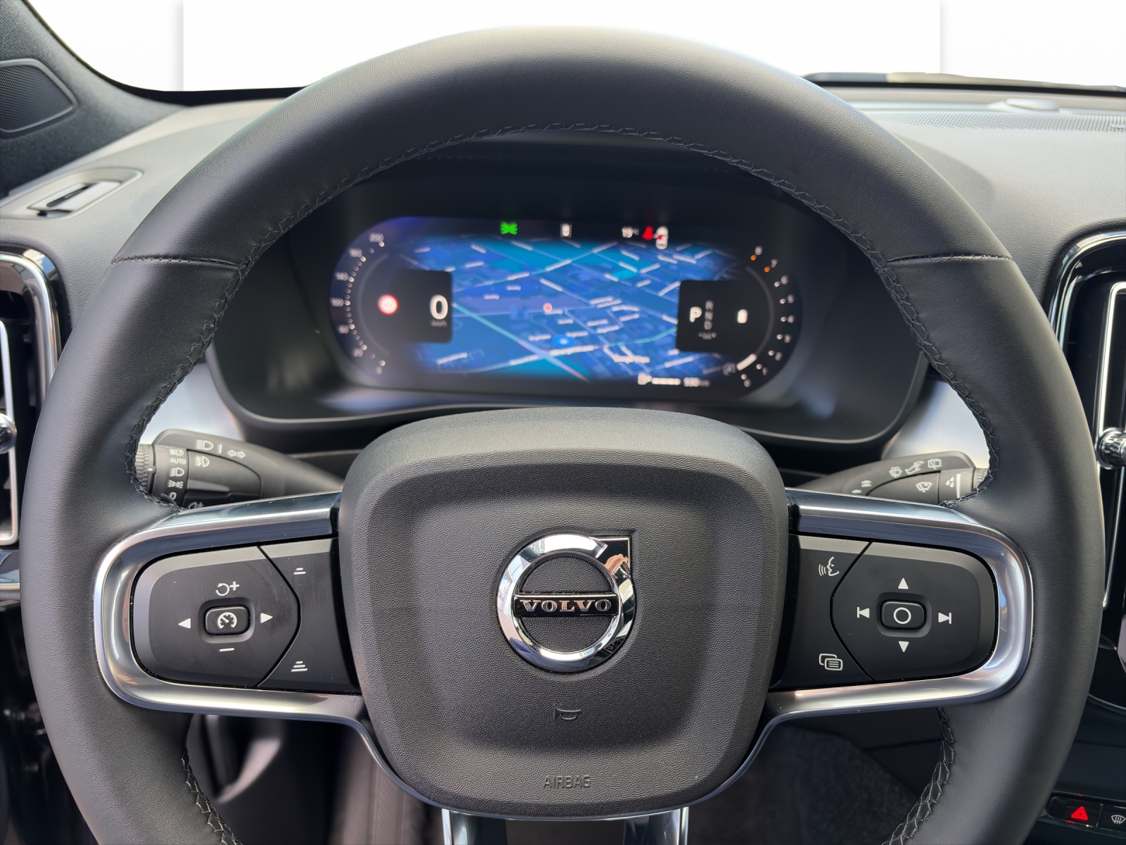 VOLVO XC40 2.0 B3 MH Plus Dark-image-10