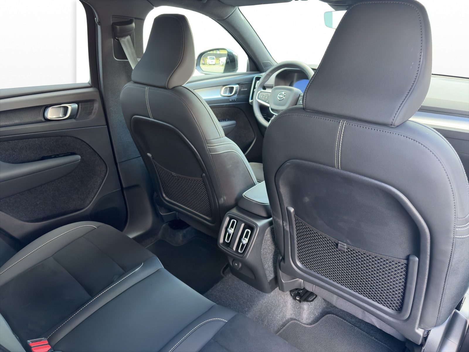 VOLVO XC40 2.0 B3 MH Plus Dark-image-16