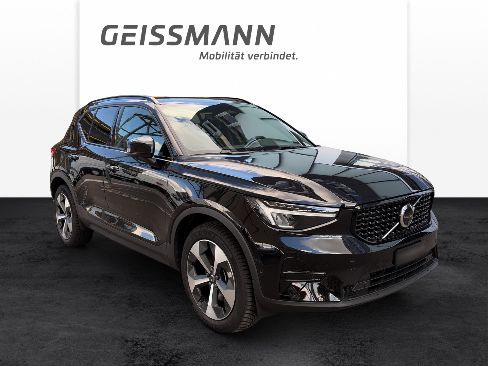 VOLVO XC40 2.0 B3 MH Plus Dark-showroom-element-1