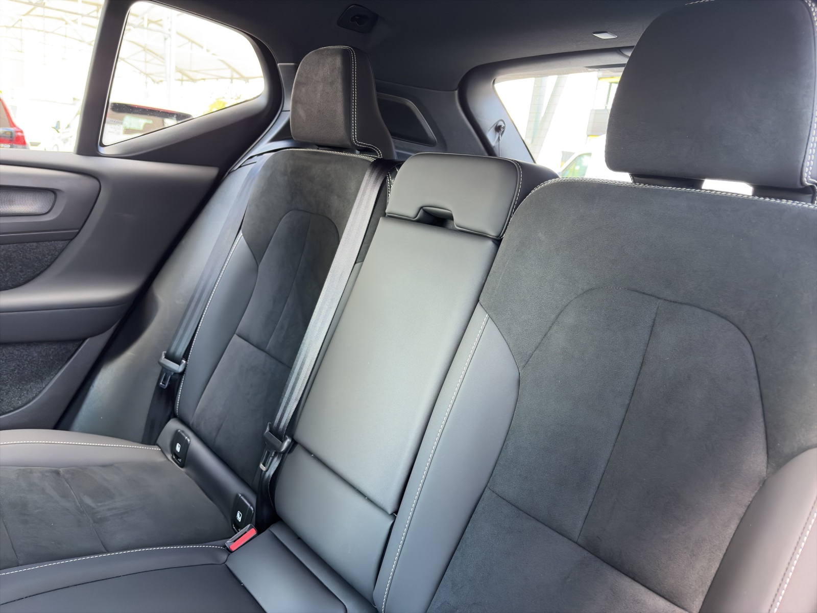VOLVO XC40 2.0 B3 MH Plus Dark-image-15