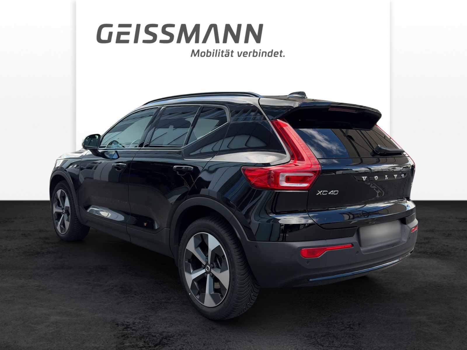 VOLVO XC40 2.0 B3 MH Plus Dark-image-4