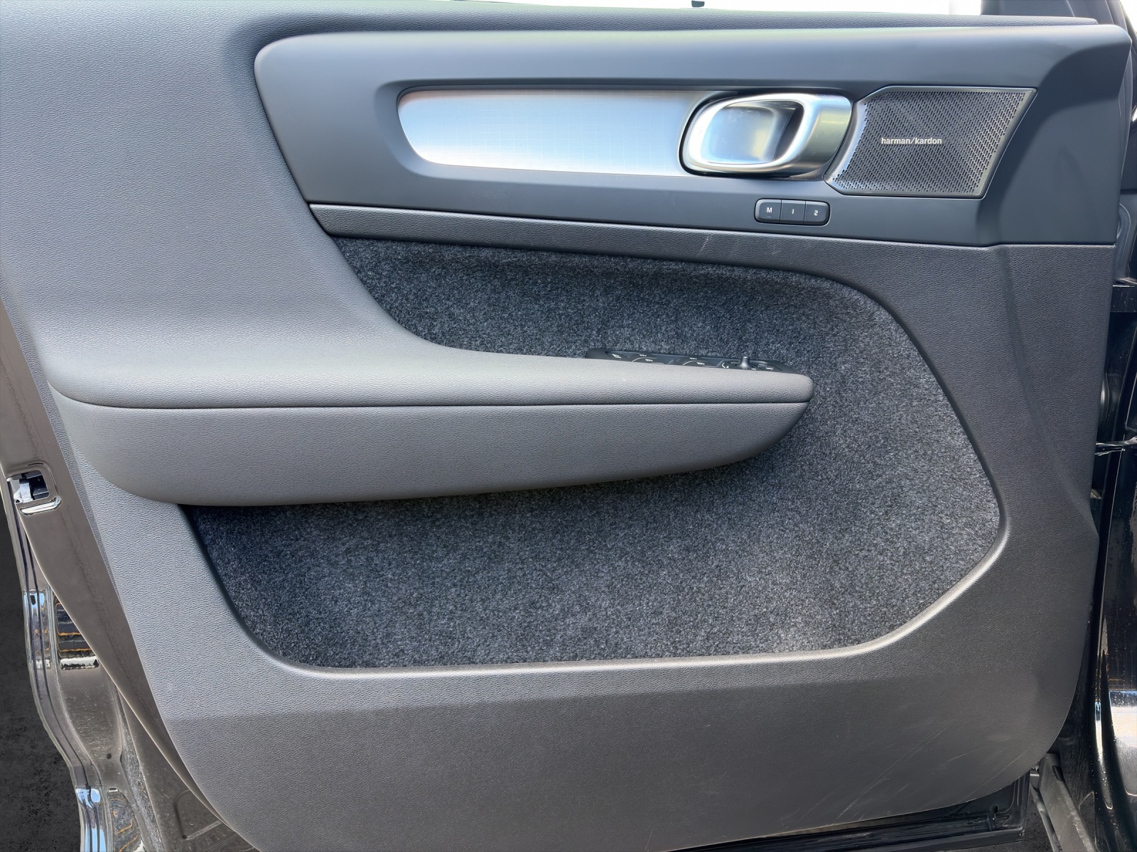 VOLVO XC40 2.0 B3 MH Plus Dark-image-14