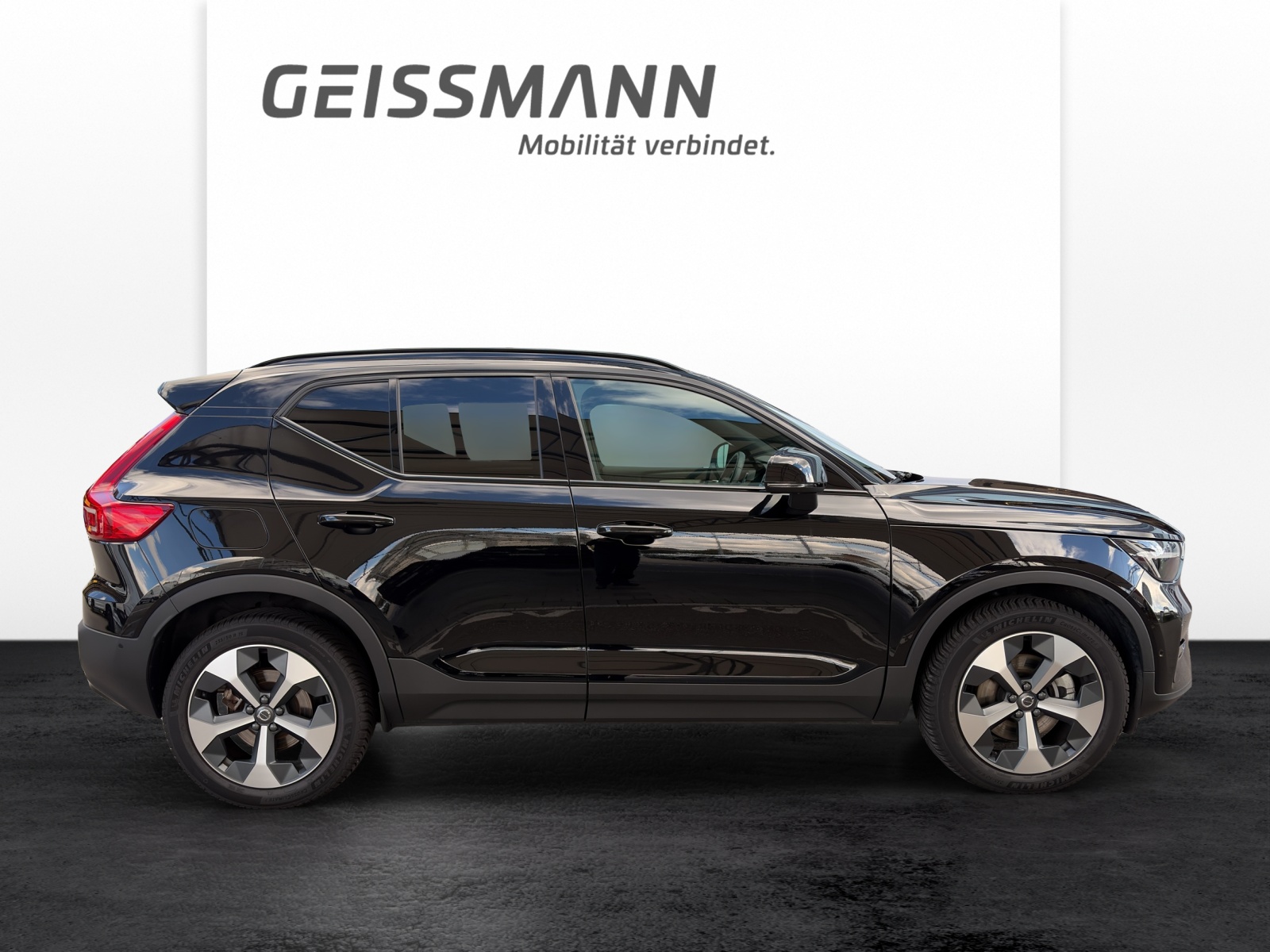 VOLVO XC40 2.0 B3 MH Plus Dark-showroom-element-3