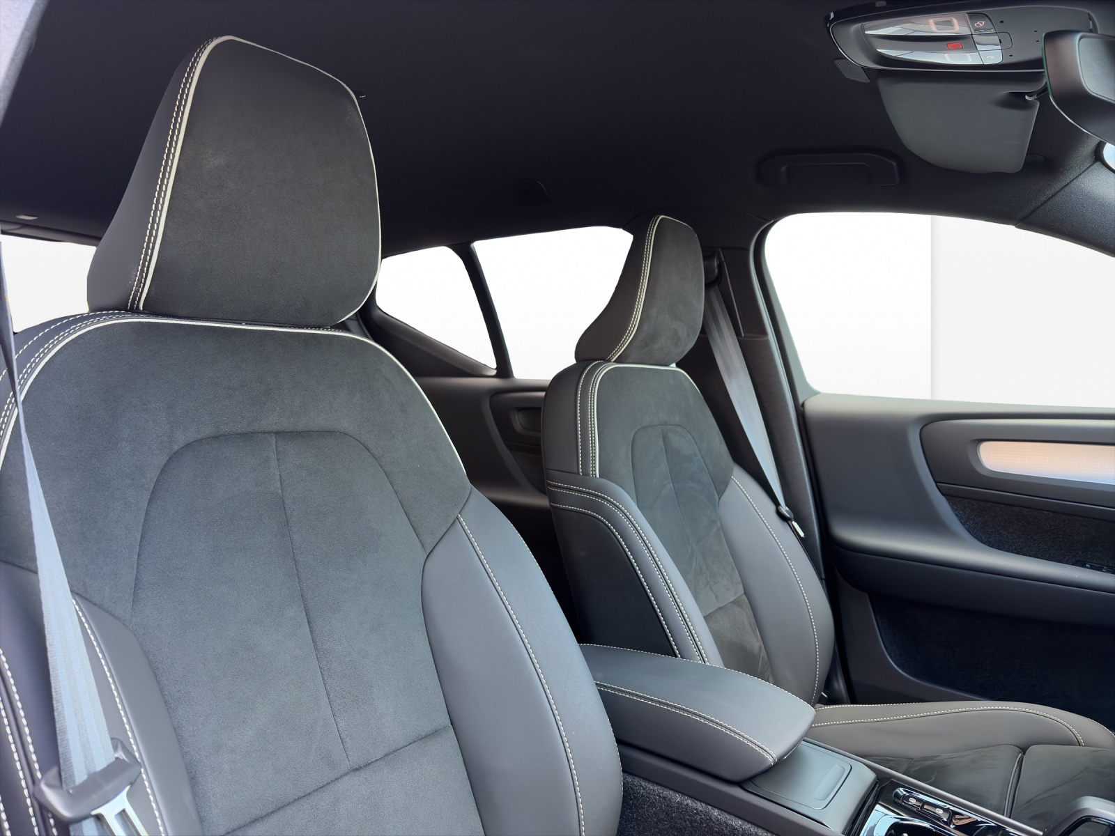 VOLVO XC40 2.0 B3 MH Plus Dark-image-17