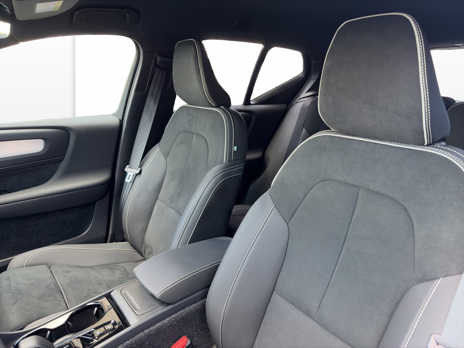 VOLVO XC40 2.0 B3 MH Plus Dark-image-8