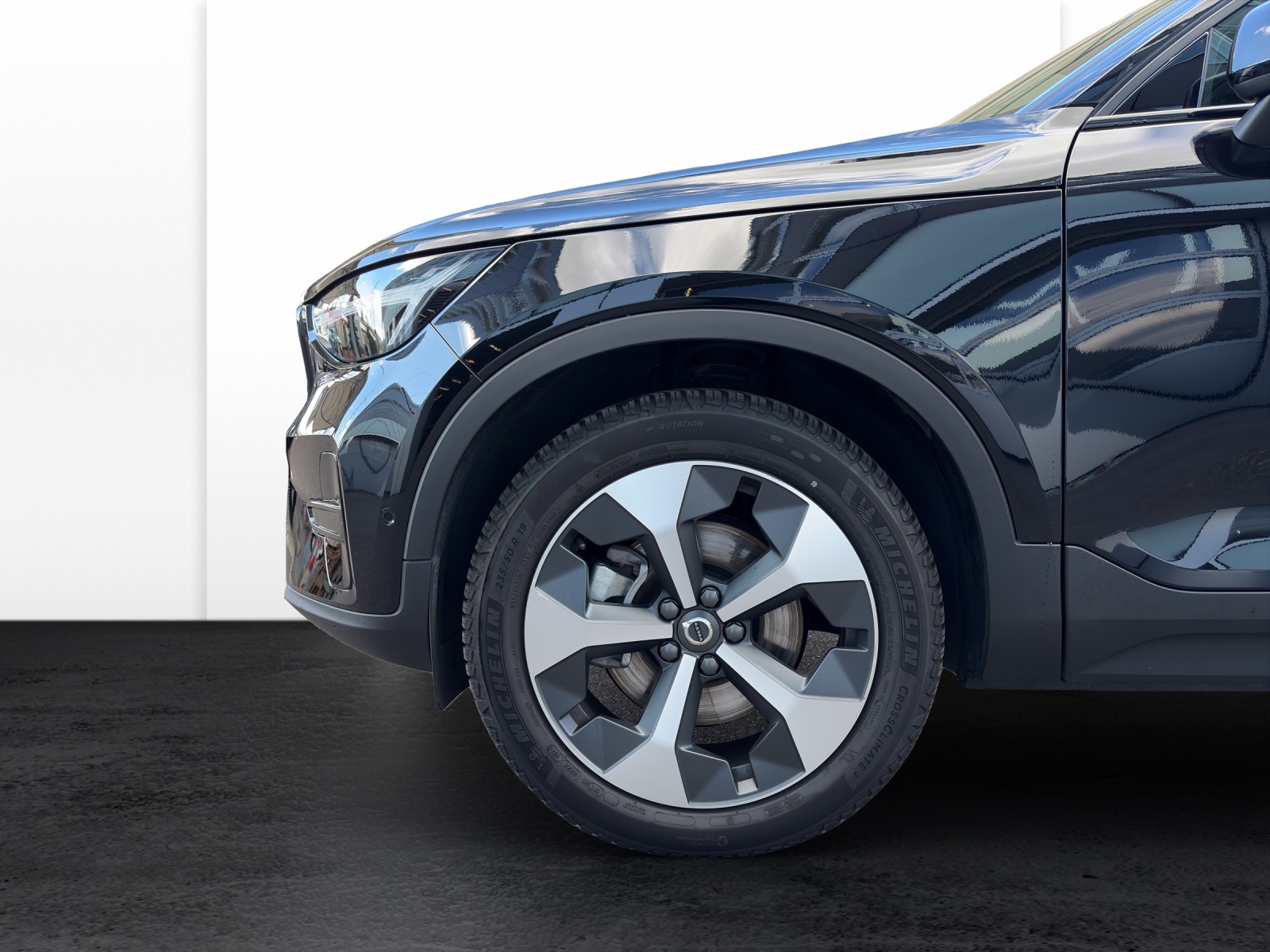 VOLVO XC40 2.0 B3 MH Plus Dark-image-19