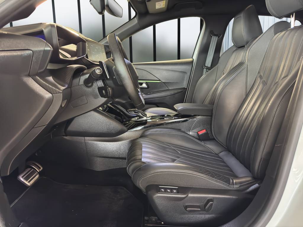 PEUGEOT 208 1.2 PureTech GT Pack EAT8-image-7