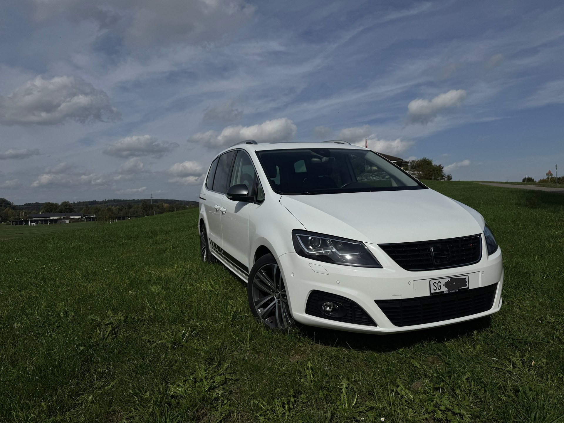 SEAT 1.4 TSI Hola FR DSG S/S - Panoramadach - 7 Plätzer- 2 integrierte Kindersitze - Anhängerkupplung - Massagesitz-image-0