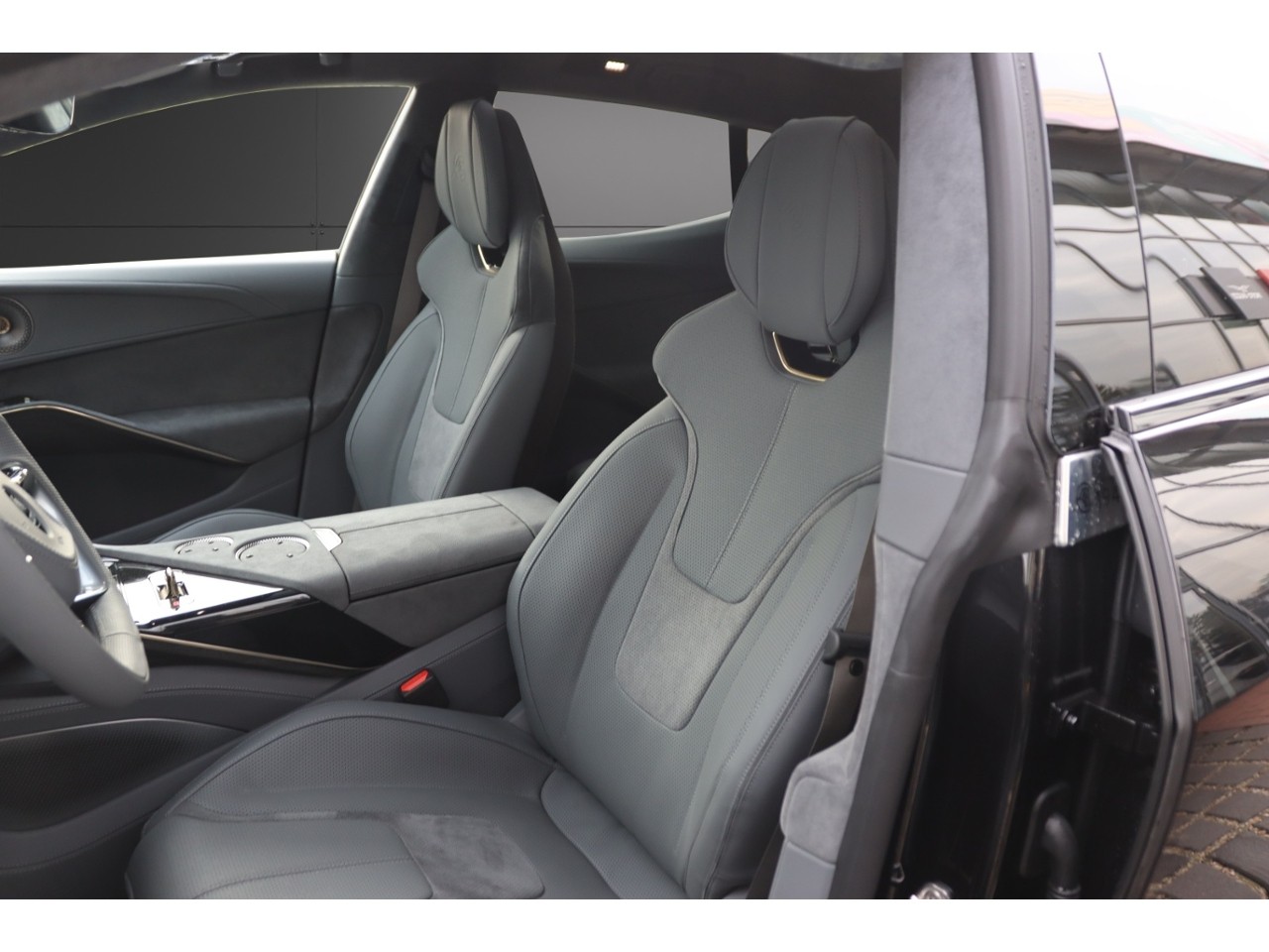 LOTUS Eletre 112kWh R-showroom-element-3