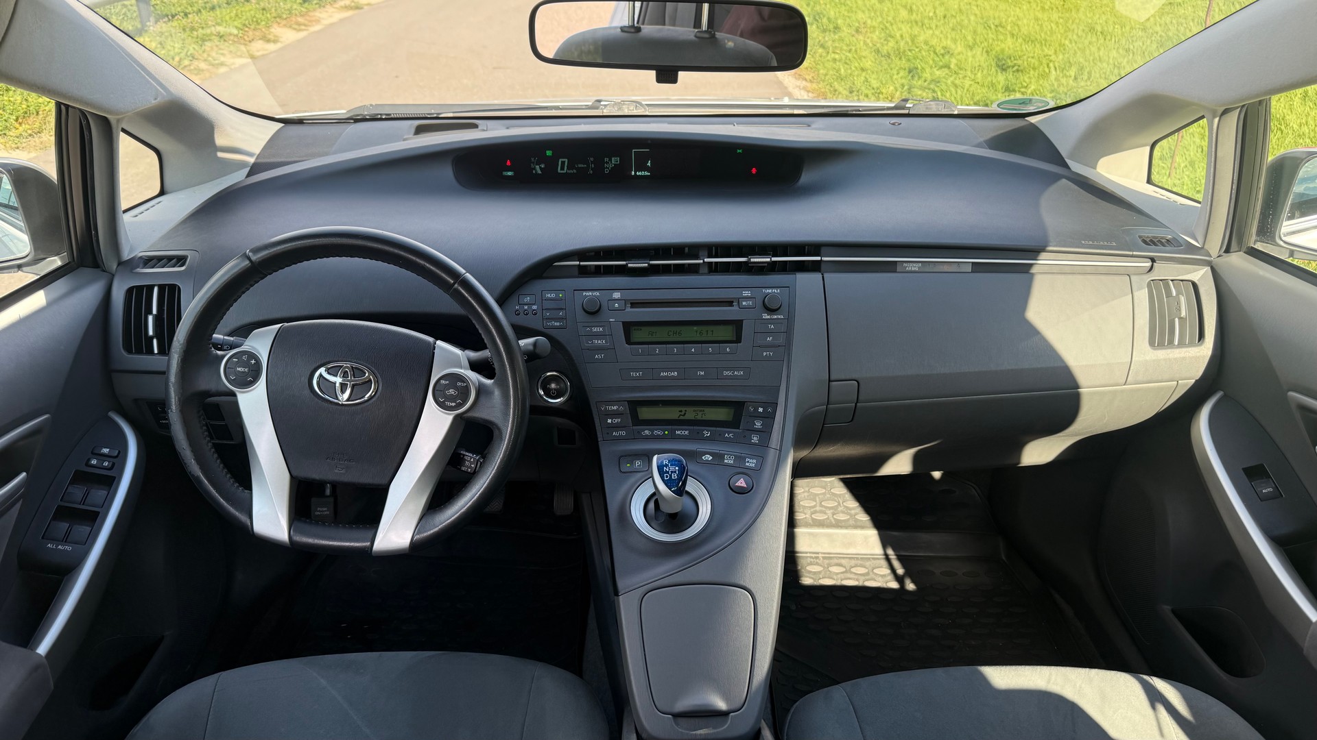 TOYOTA Prius 1.8 16V HSD Luna-image-8