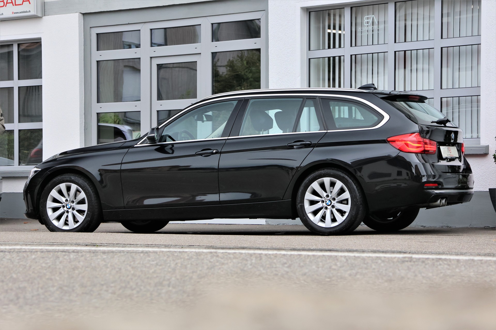 BMW 320d xDrive Touring Steptronic (CH)-image-3