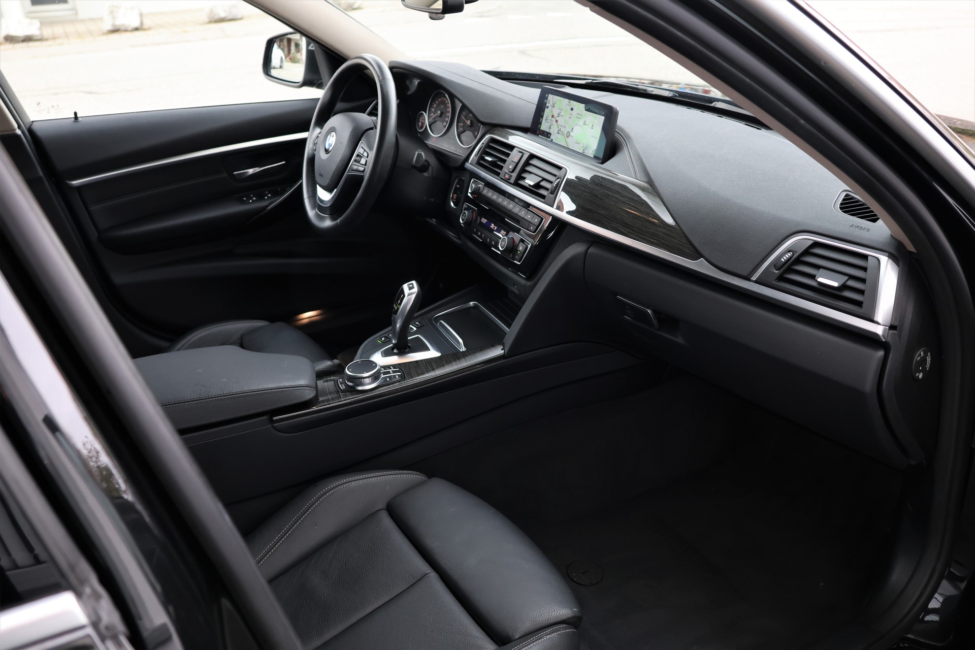 BMW 320d xDrive Touring Steptronic (CH)-image-18
