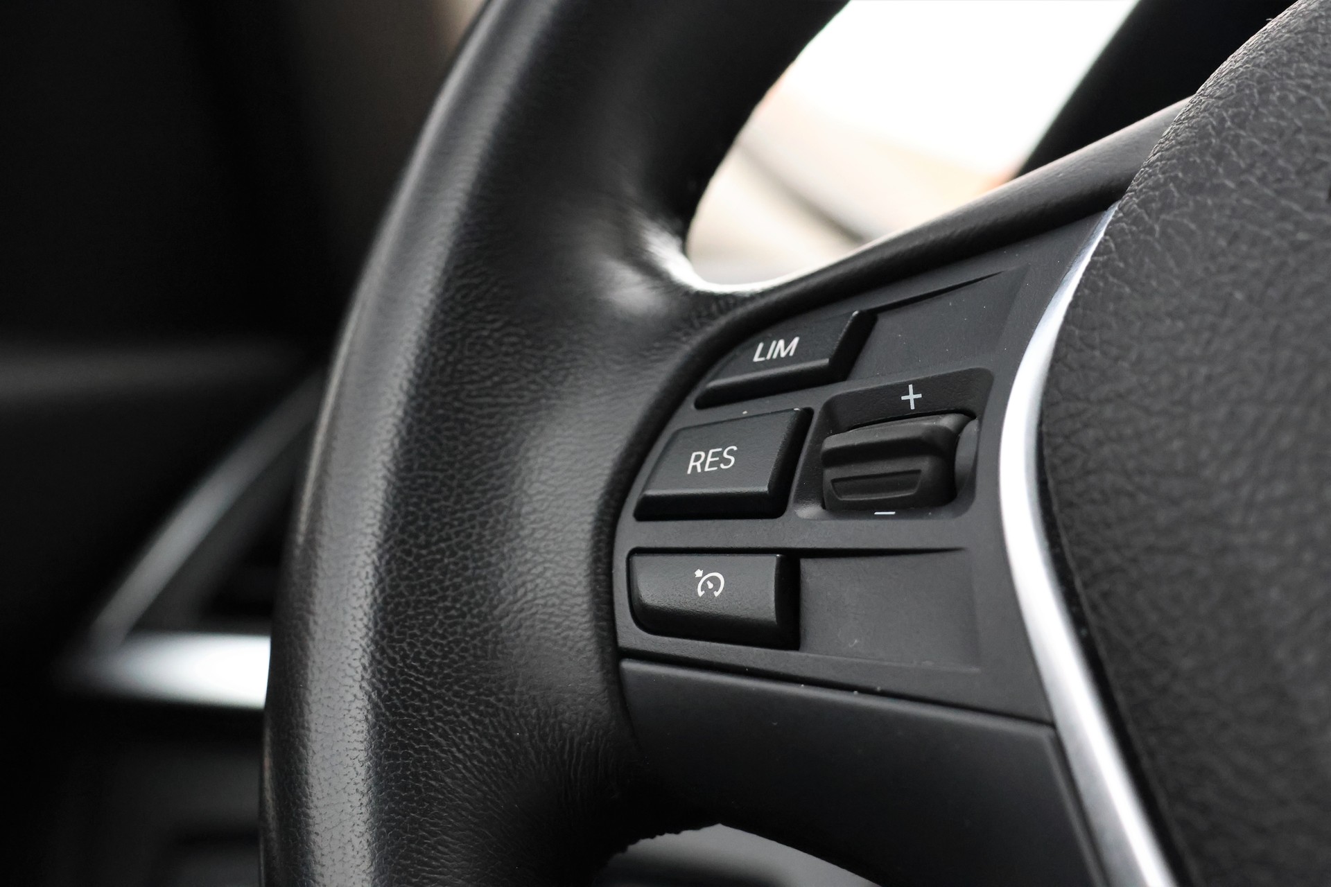 BMW 320d xDrive Touring Steptronic (CH)-image-16