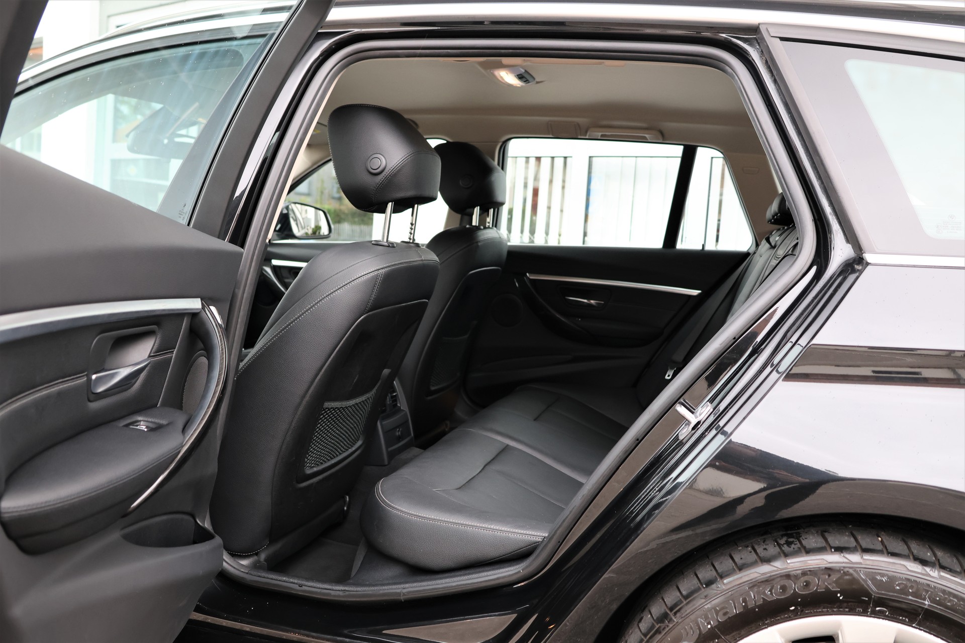 BMW 320d xDrive Touring Steptronic (CH)-image-12