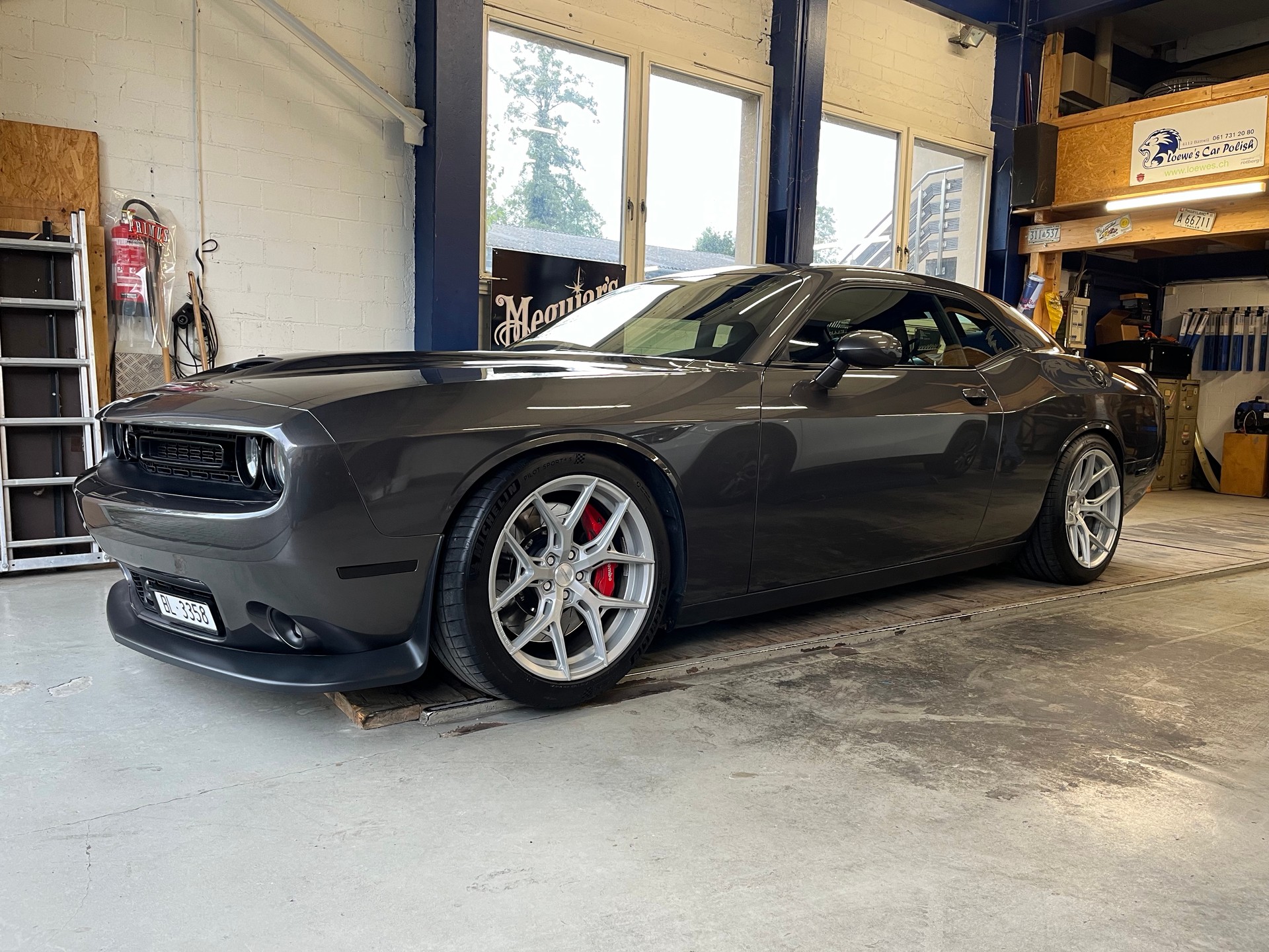 DODGE SRT8-image-1