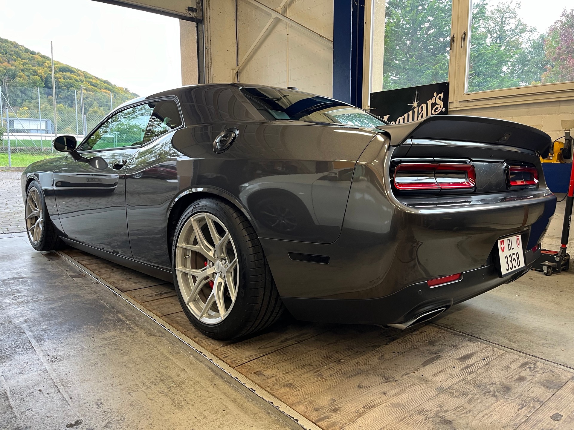 DODGE SRT8-image-2