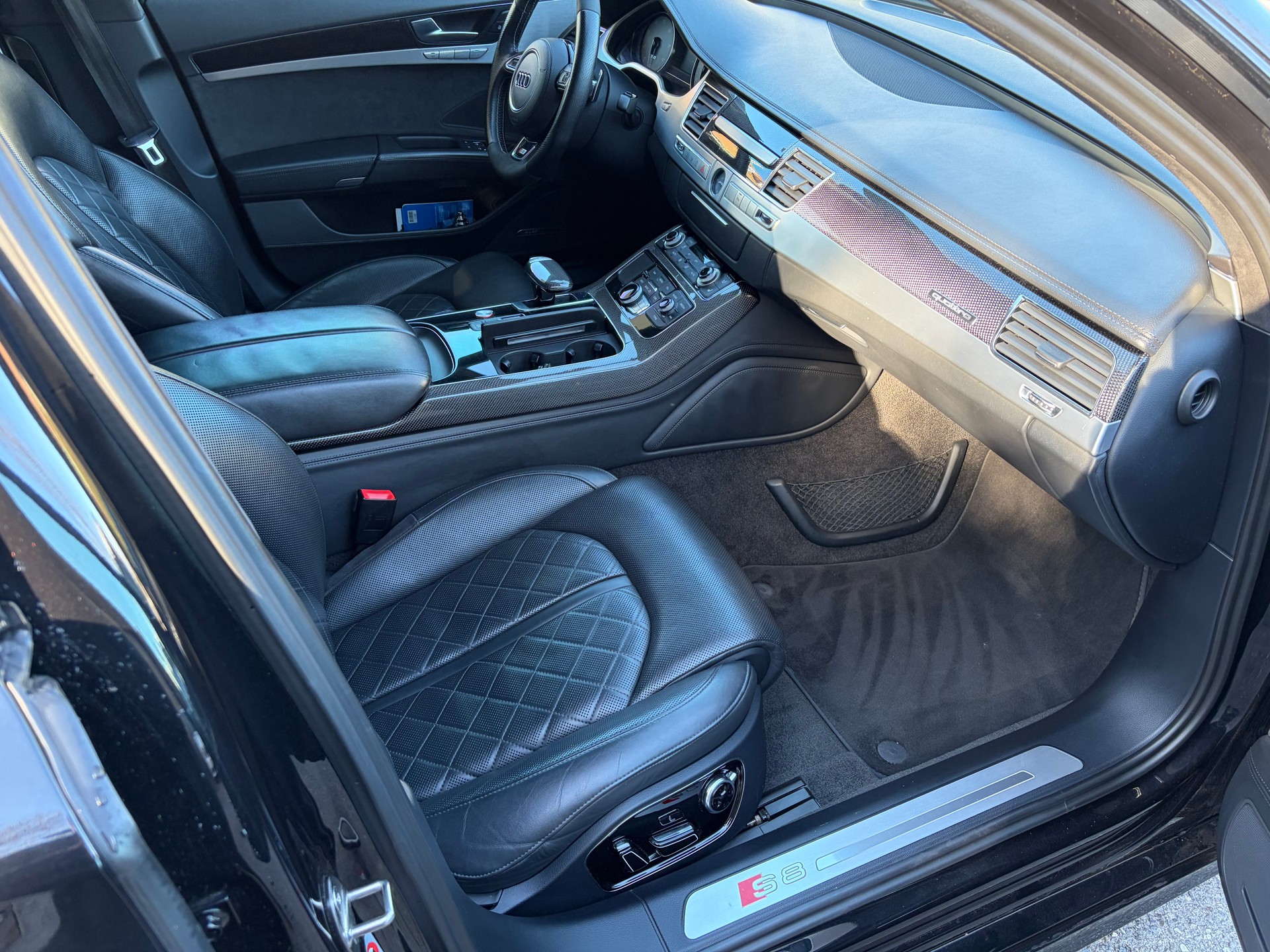 AUDI S8 4.0 TFSI V8 quattro tiptronic-image-13
