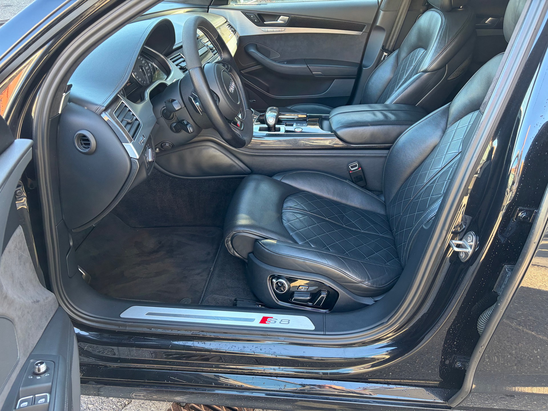AUDI S8 4.0 TFSI V8 quattro tiptronic-image-12