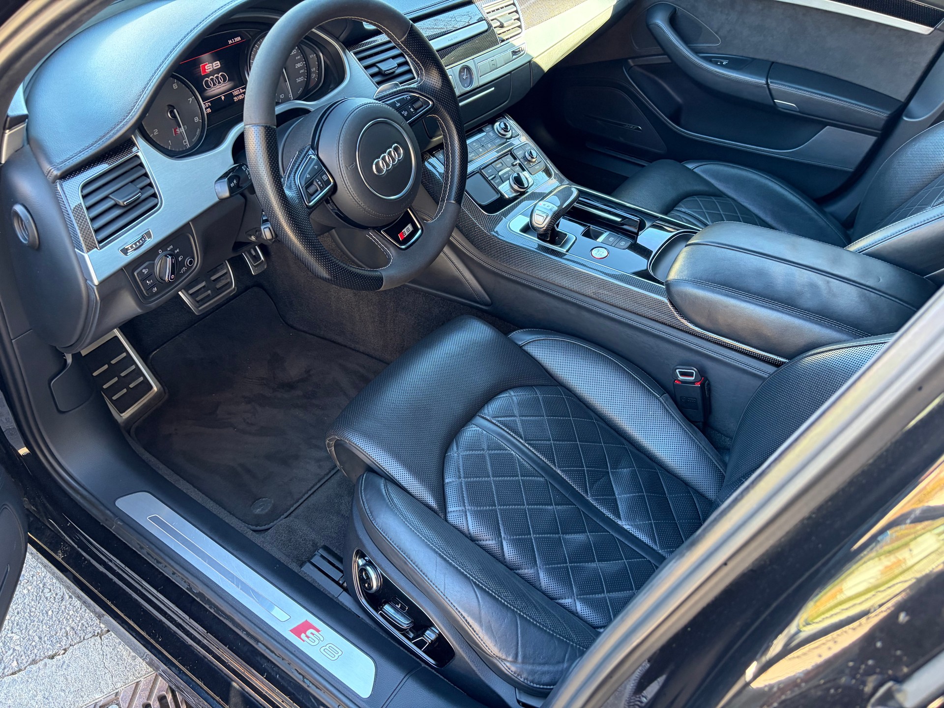AUDI S8 4.0 TFSI V8 quattro tiptronic-image-10
