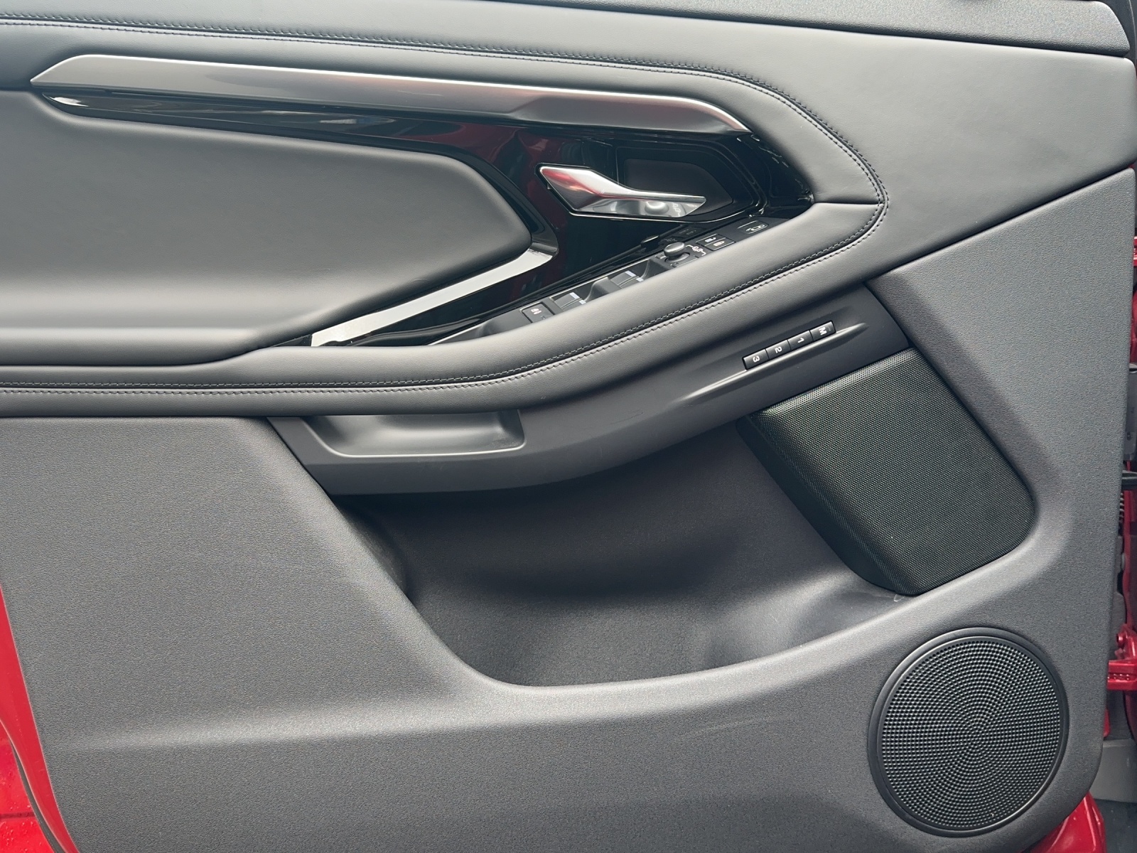 LAND ROVER Evoque R-Dynamic HSE-image-12