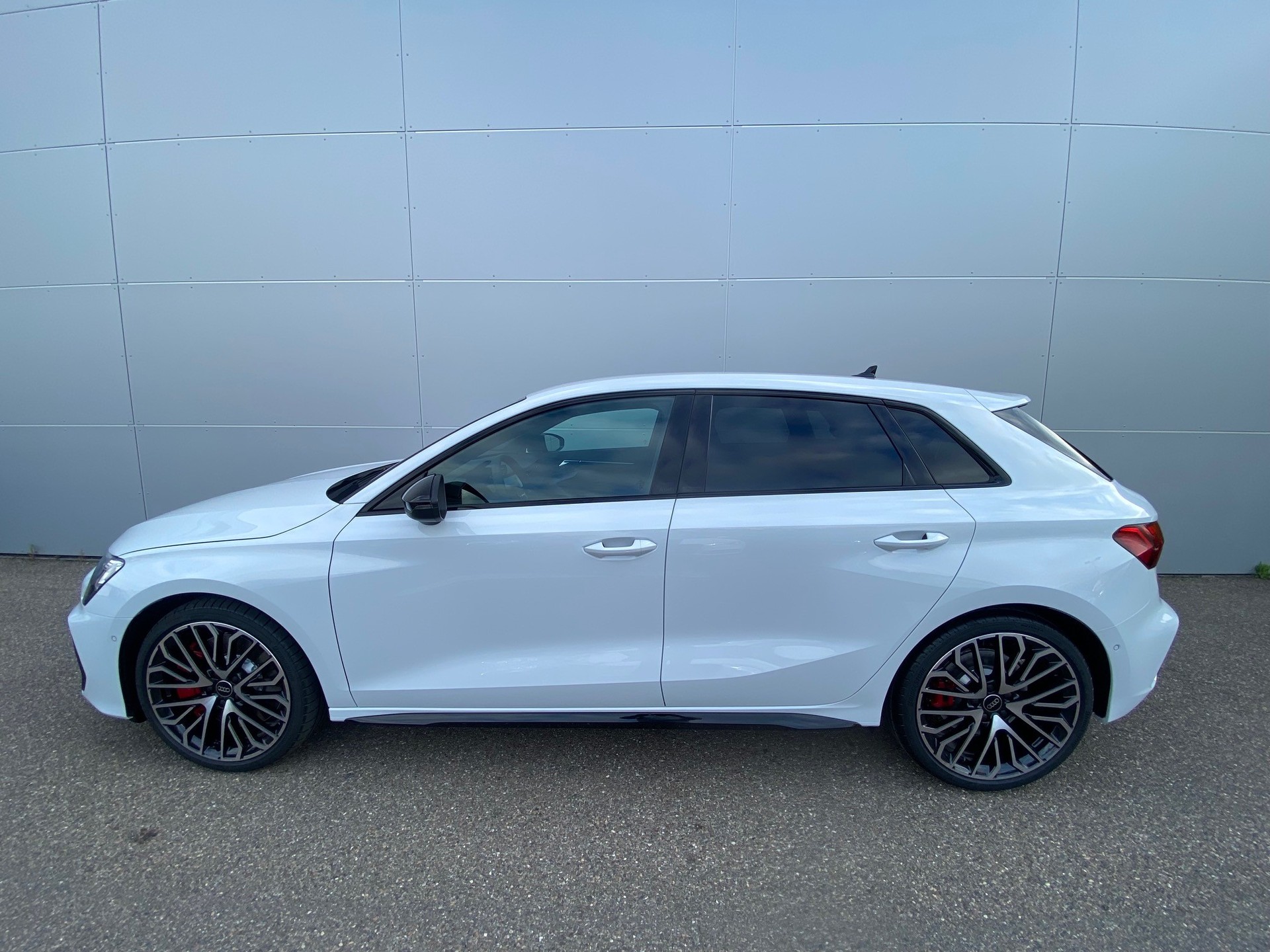 AUDI S3 Sportback 2.0 TFSI quattro-image-2