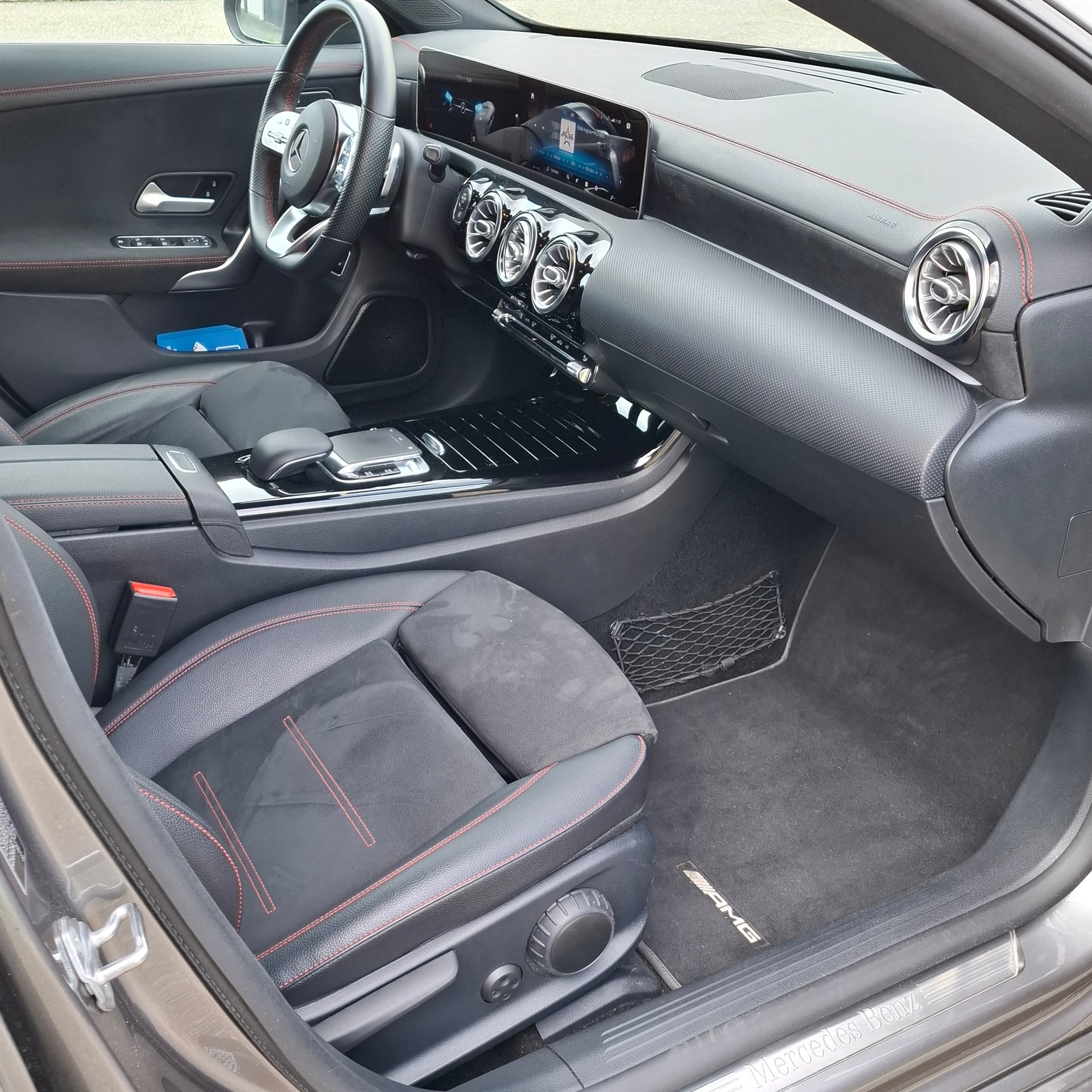 MERCEDES-BENZ CLA 180d - AMG Line-image-3