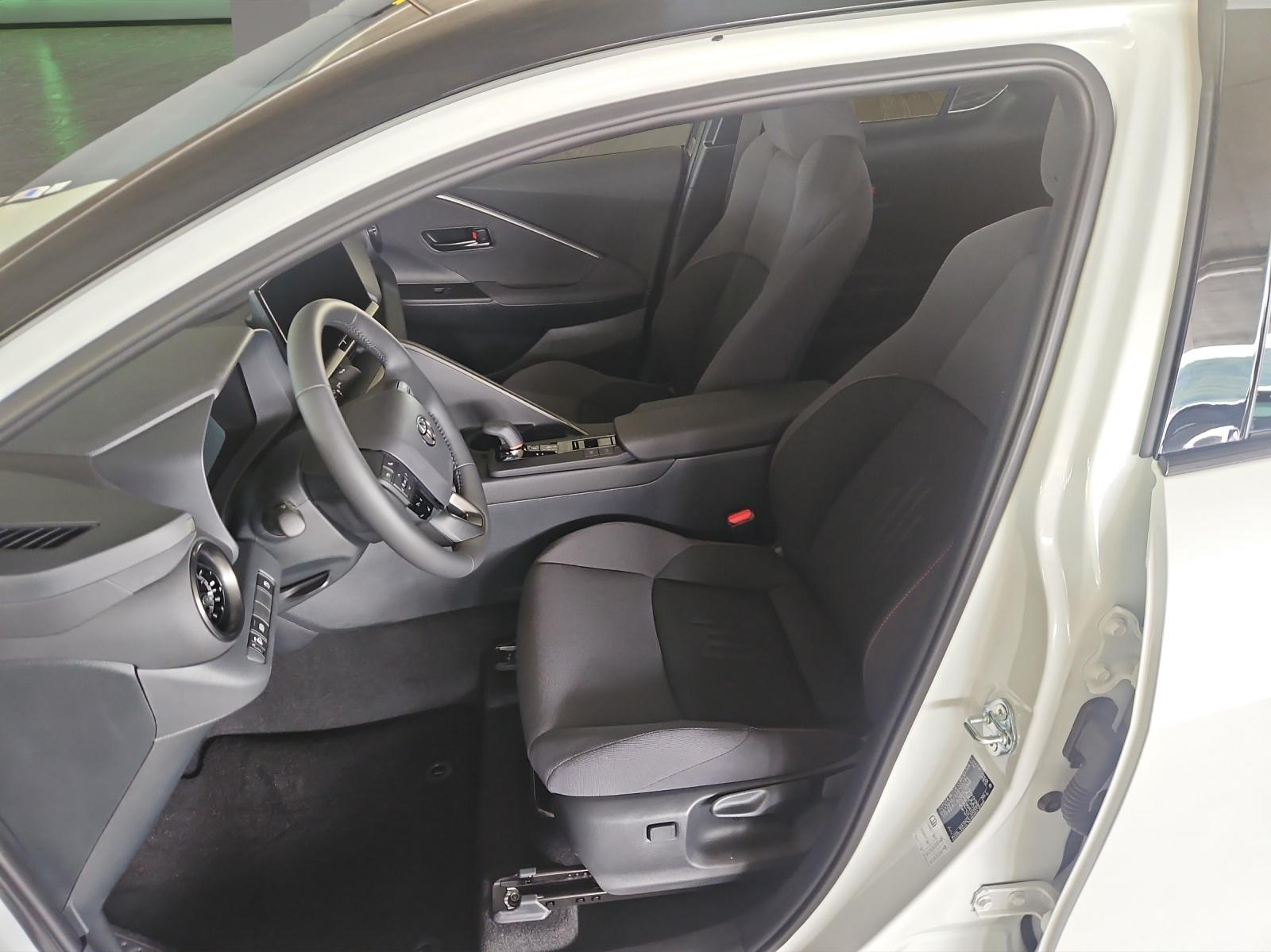 TOYOTA C-HR 2.0 PHEV Swiss Edition-image-8