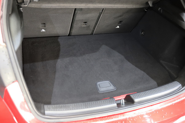 MERCEDES-BENZ A 250e AMG Line-image-11
