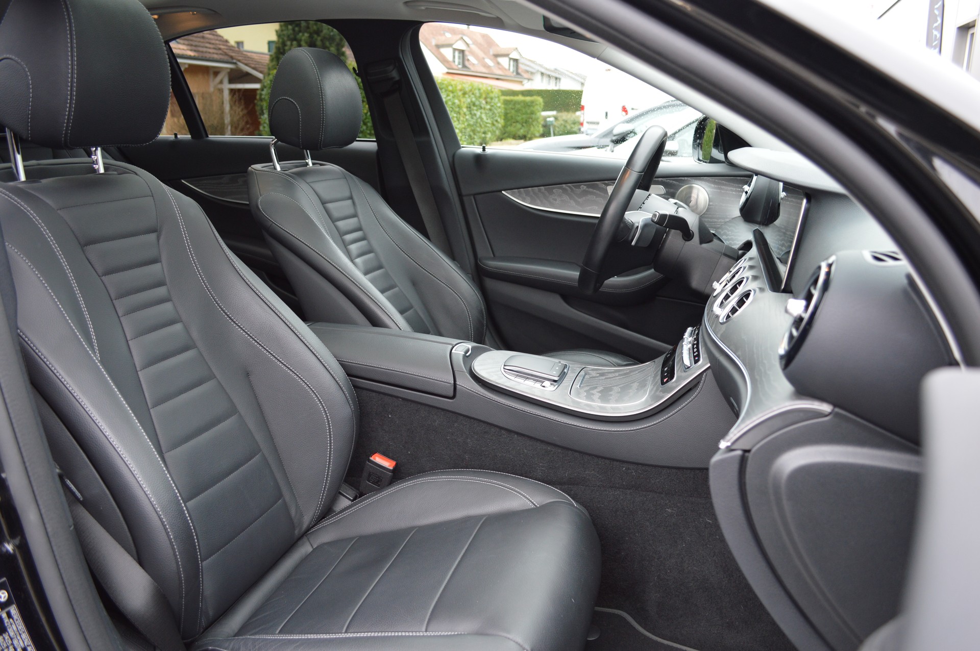 MERCEDES-BENZ E 200 4Matic 9G-Tronic-image-13