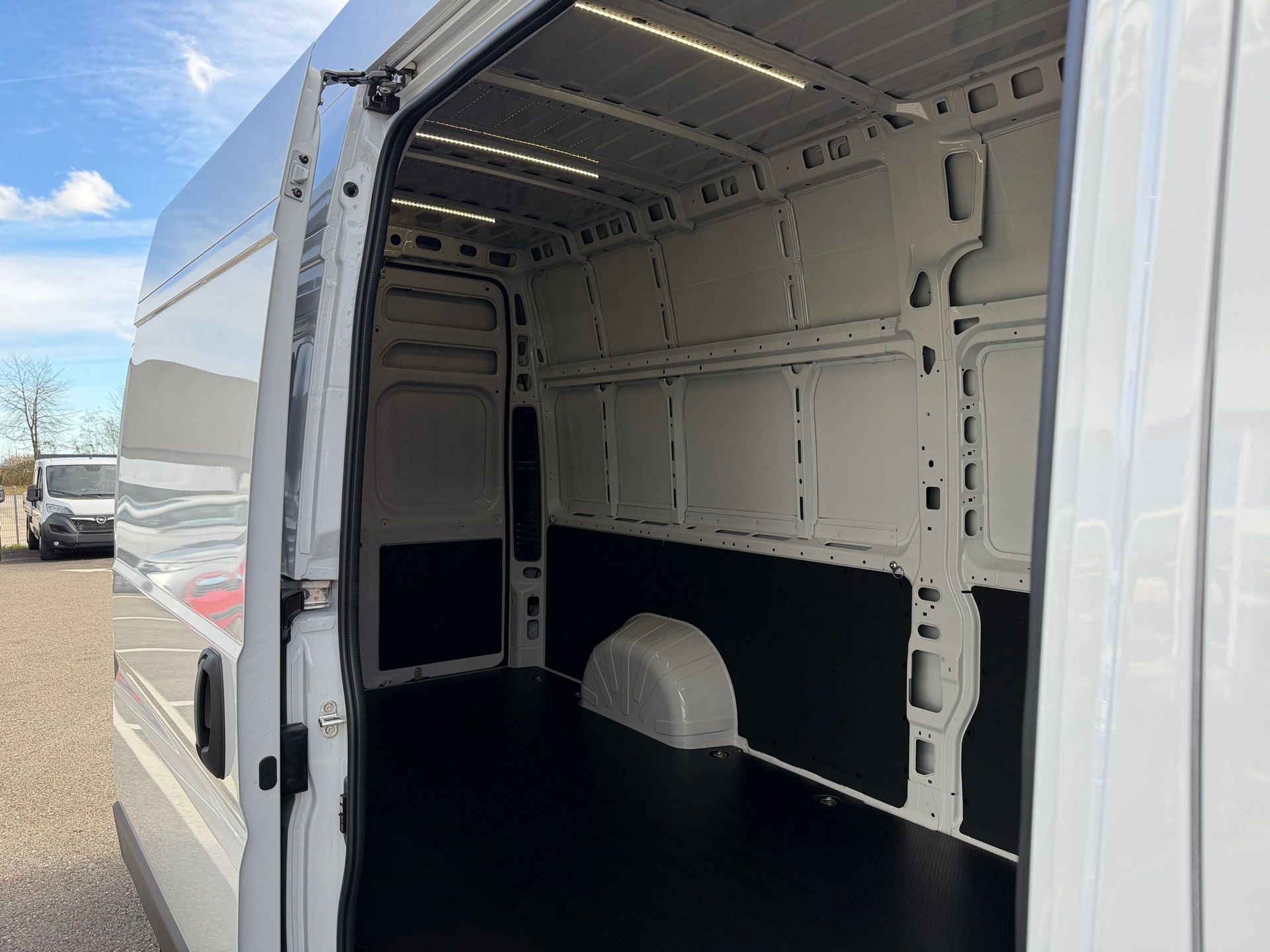 FIAT Ducato Maxi 35 L4H3 2.2MTJ 180PS 3T AHK 270°Tür, Holzboden, Doppelairbag, Apple Car Play-image-5