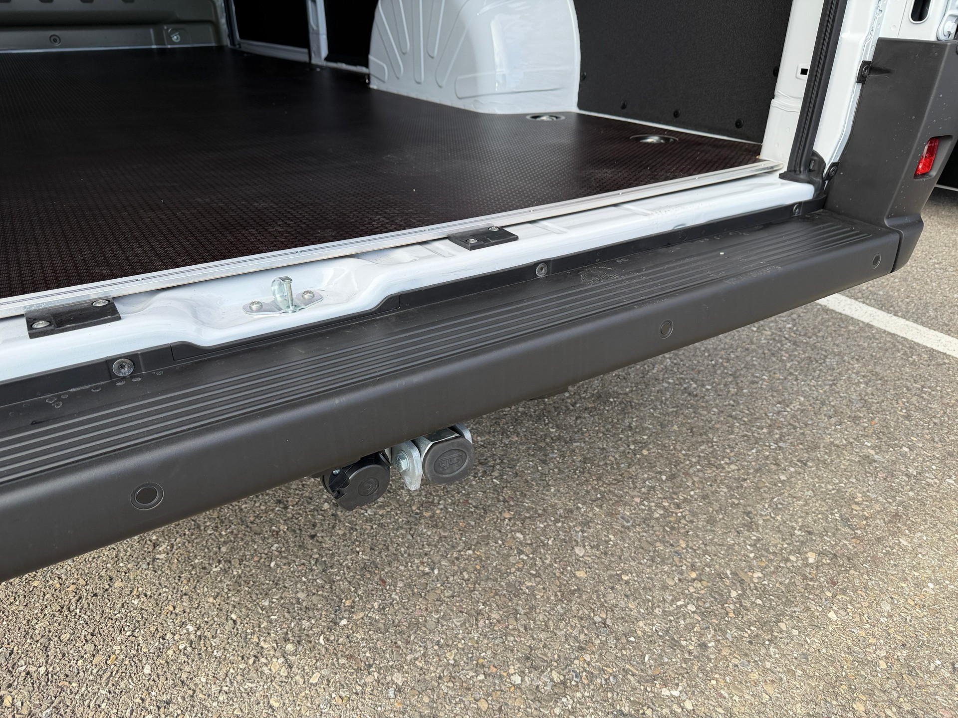 FIAT Ducato Maxi 35 L4H3 2.2MTJ 180PS 3T AHK 270°Tür, Holzboden, Doppelairbag, Apple Car Play-image-7