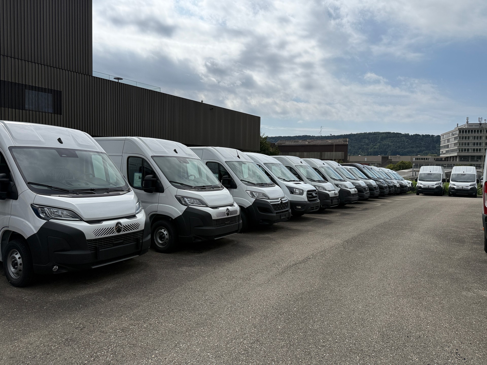 FIAT Ducato Maxi 35 L4H3 2.2MTJ 180PS 3T AHK 270°Tür, Holzboden, Doppelairbag, Apple Car Play-image-22