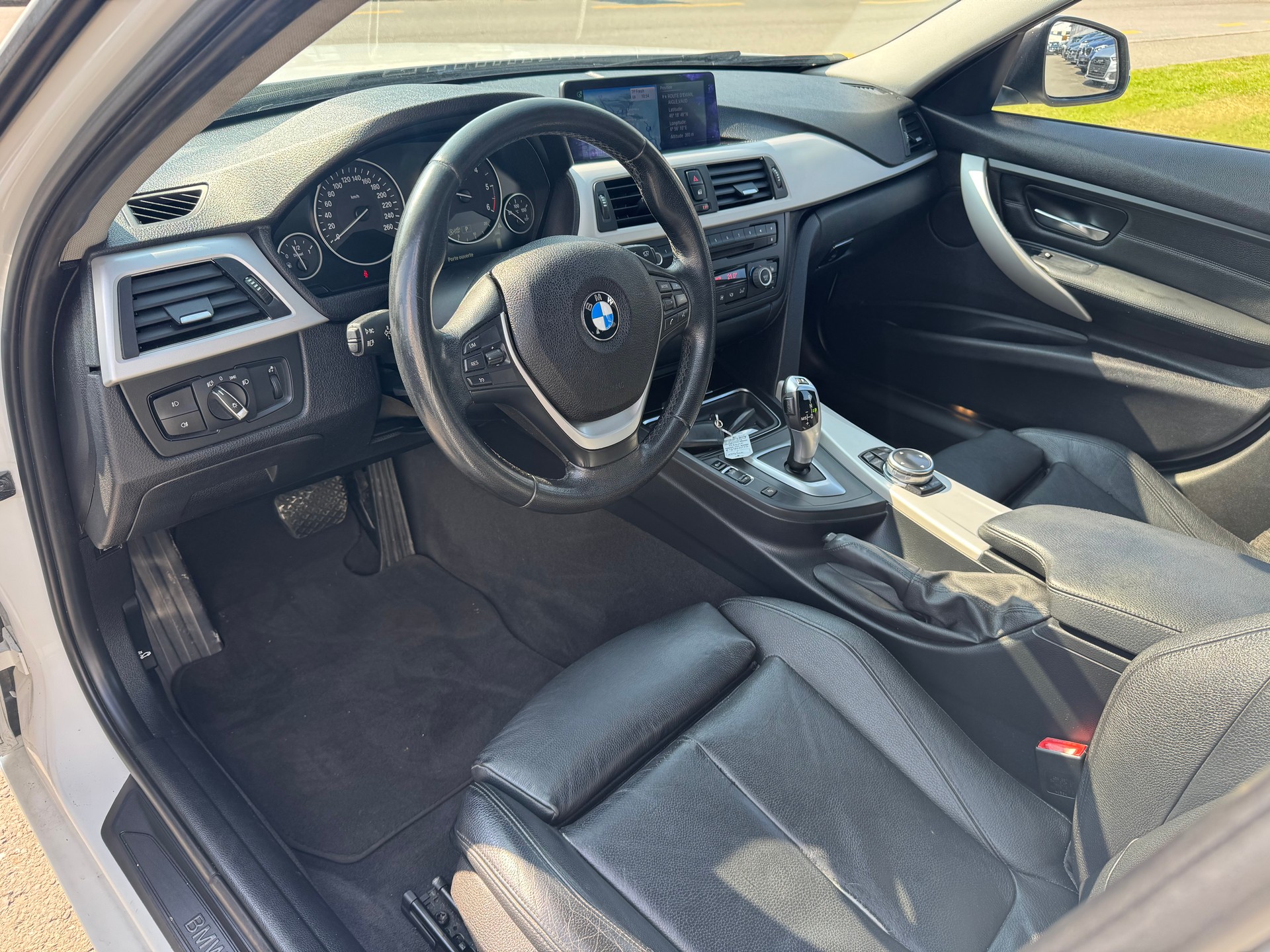 BMW 320d xDrive Touring Steptronic-image-10