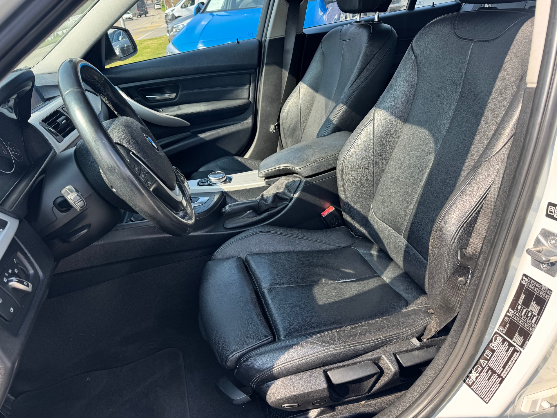 BMW 320d xDrive Touring Steptronic-image-9