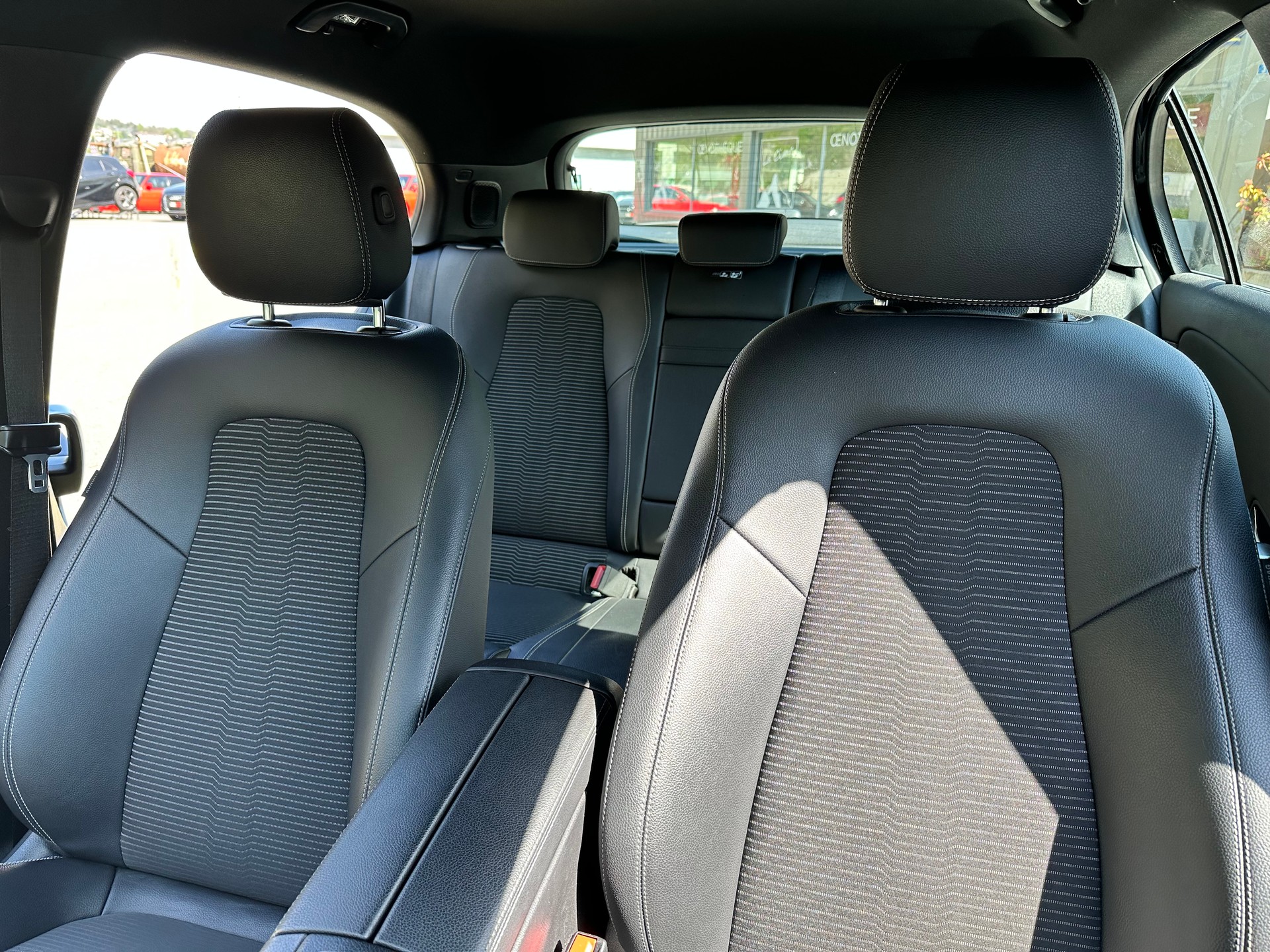 MERCEDES-BENZ A 180 Edition-image-12
