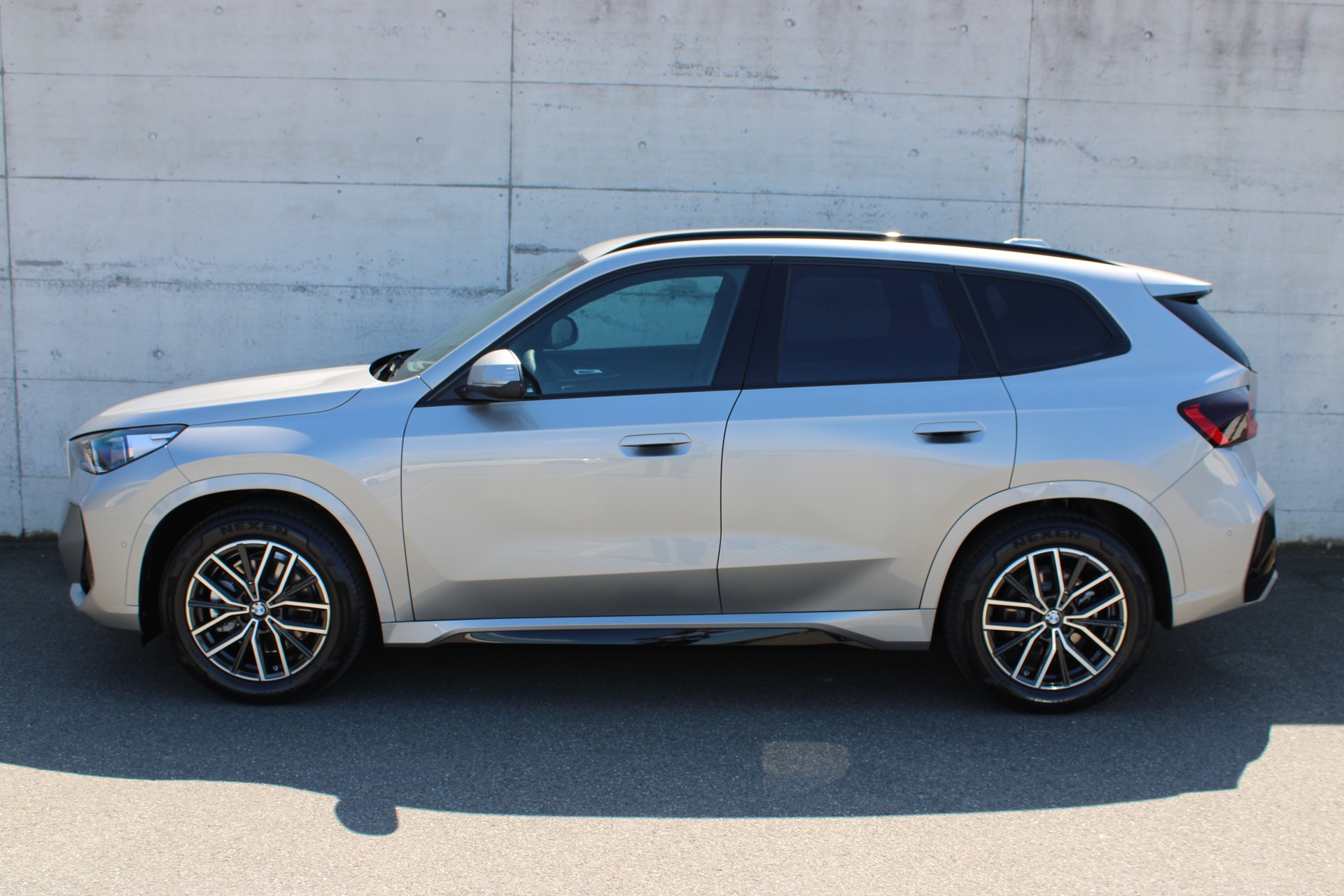 BMW iX1 xDrive 30 M Sport-showroom-element-2