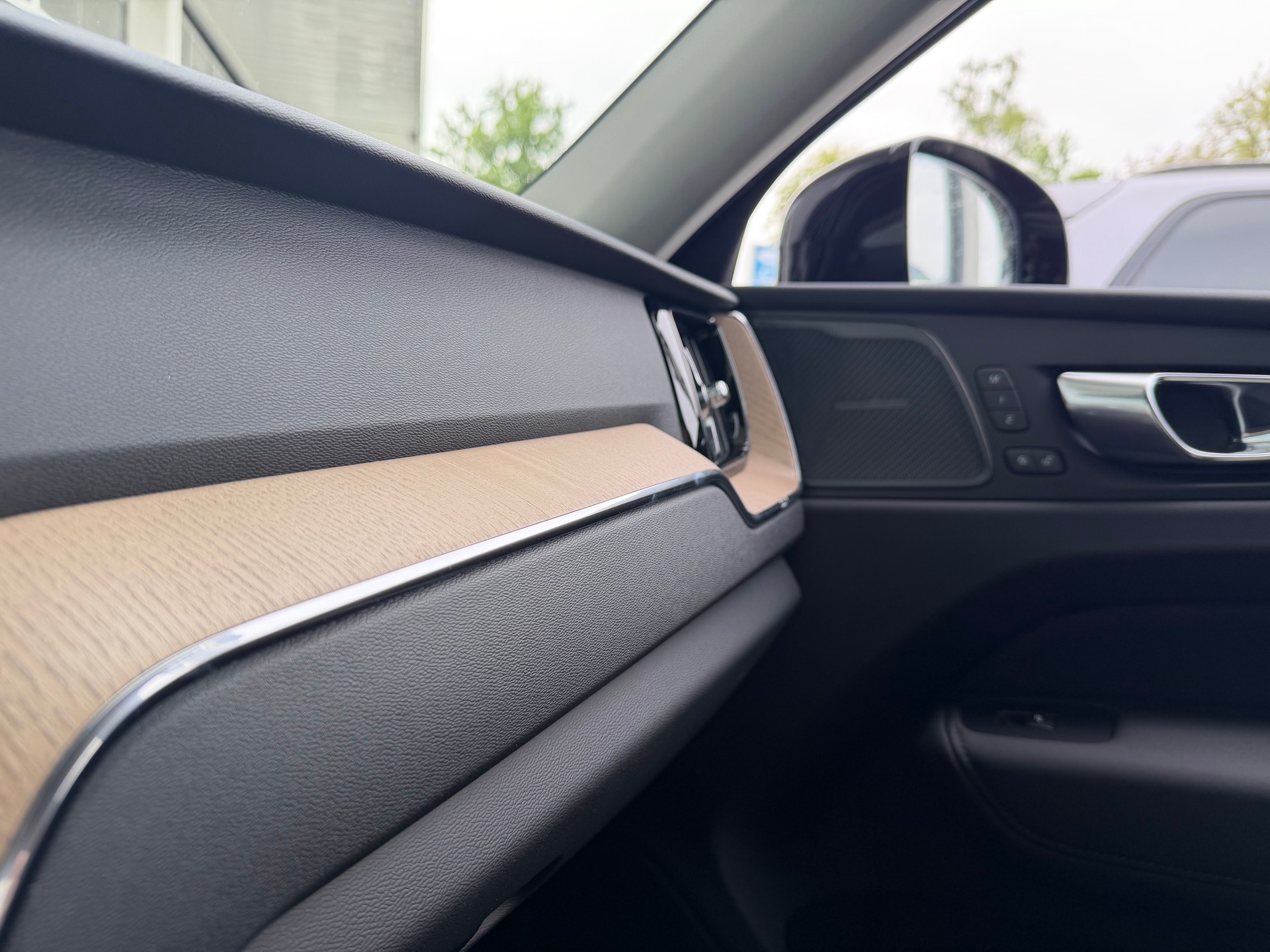 VOLVO XC60 T6 eAWD Plus Dark Geartronic-image-12