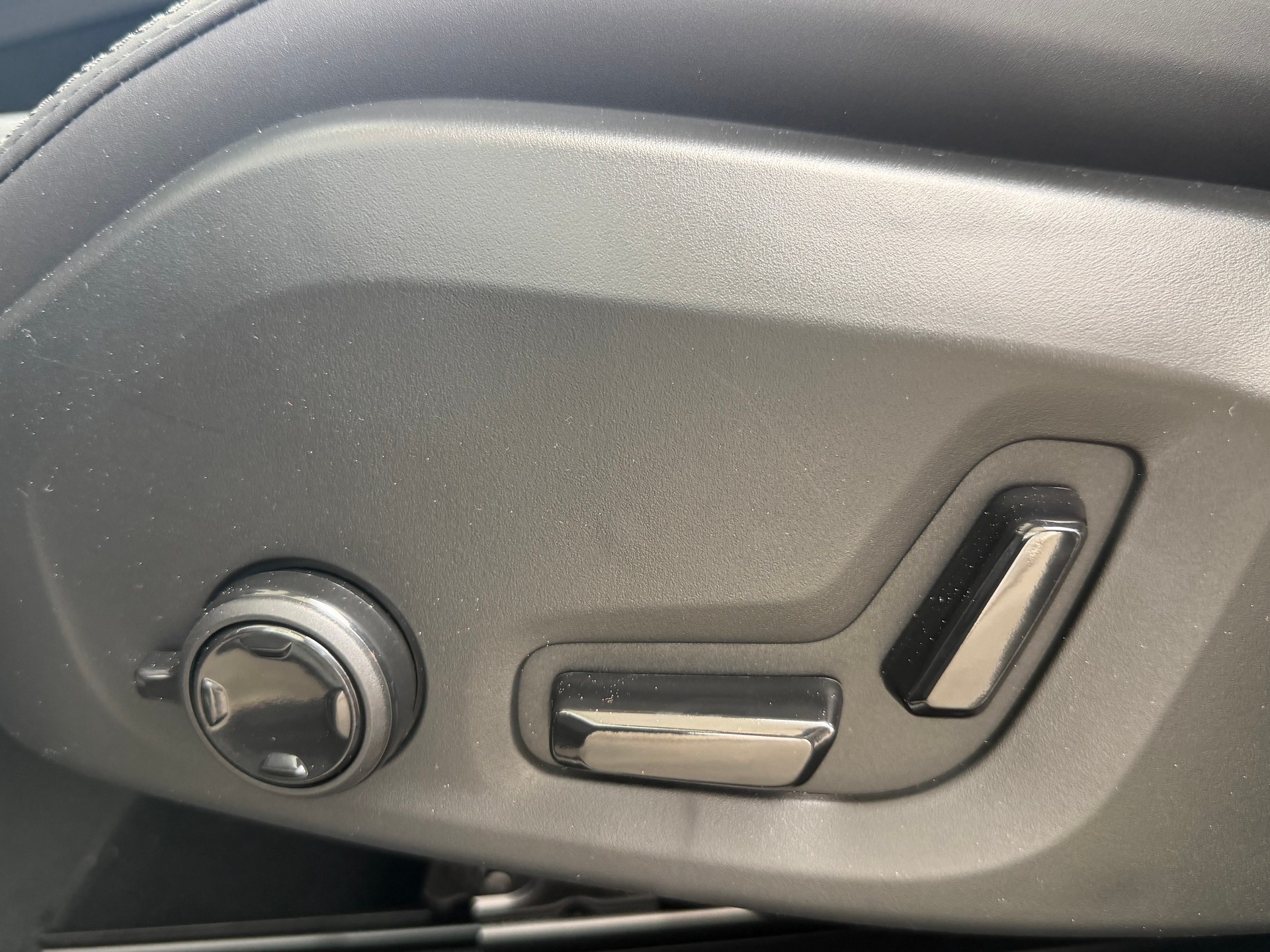 VOLVO XC60 T6 eAWD Plus Dark Geartronic-image-4