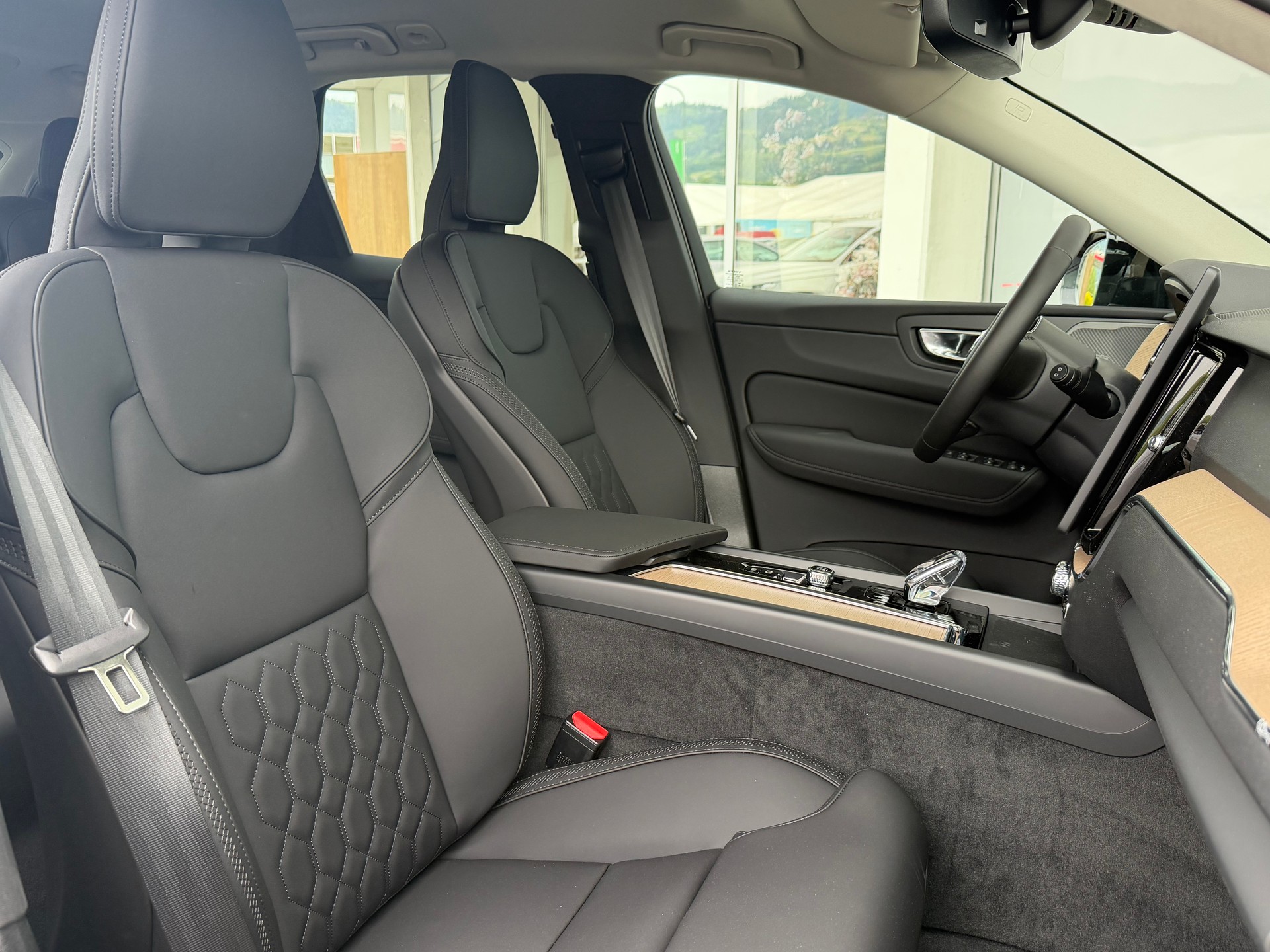 VOLVO XC60 T6 eAWD Plus Dark Geartronic-image-3