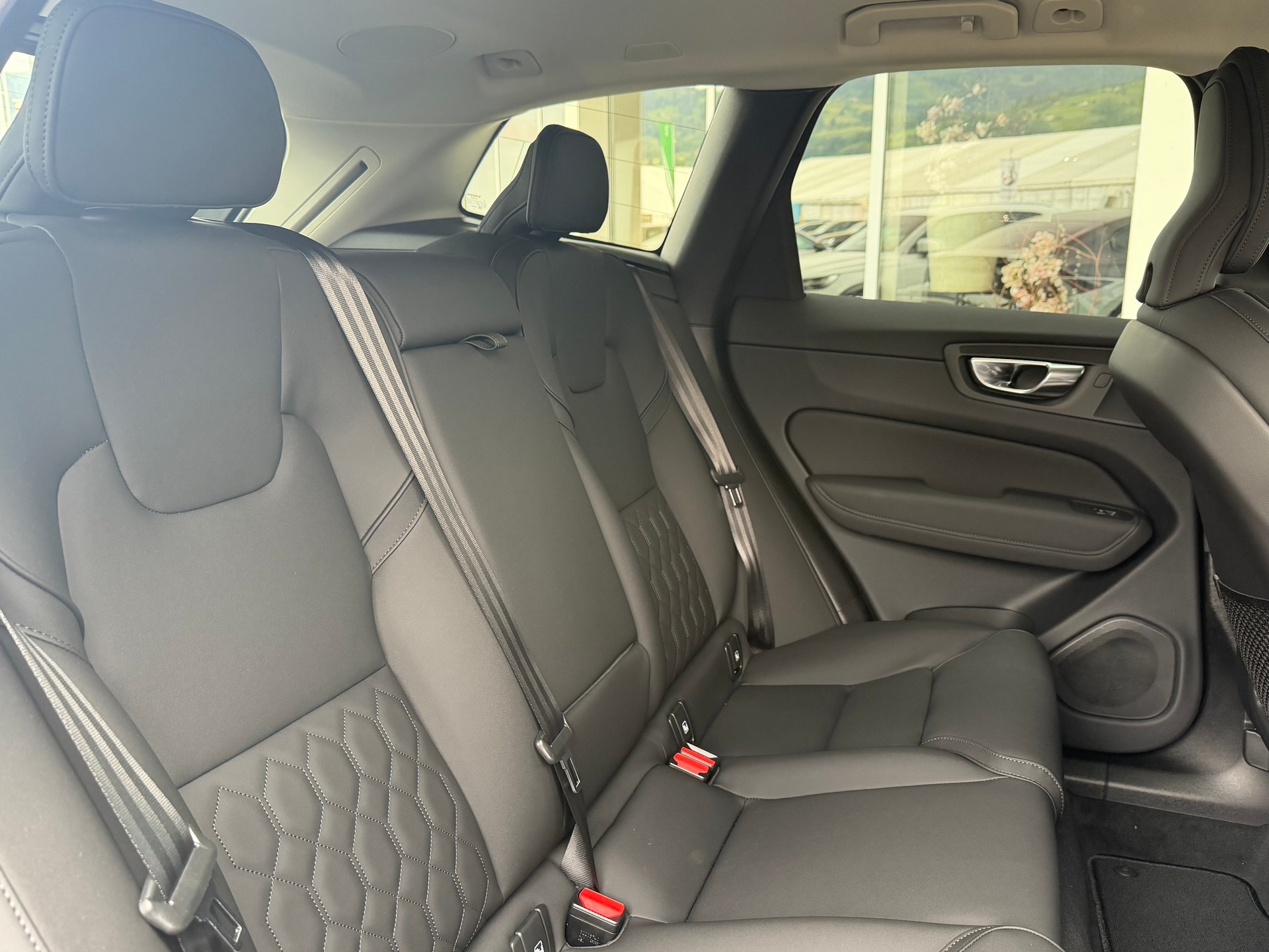 VOLVO XC60 T6 eAWD Plus Dark Geartronic-image-5