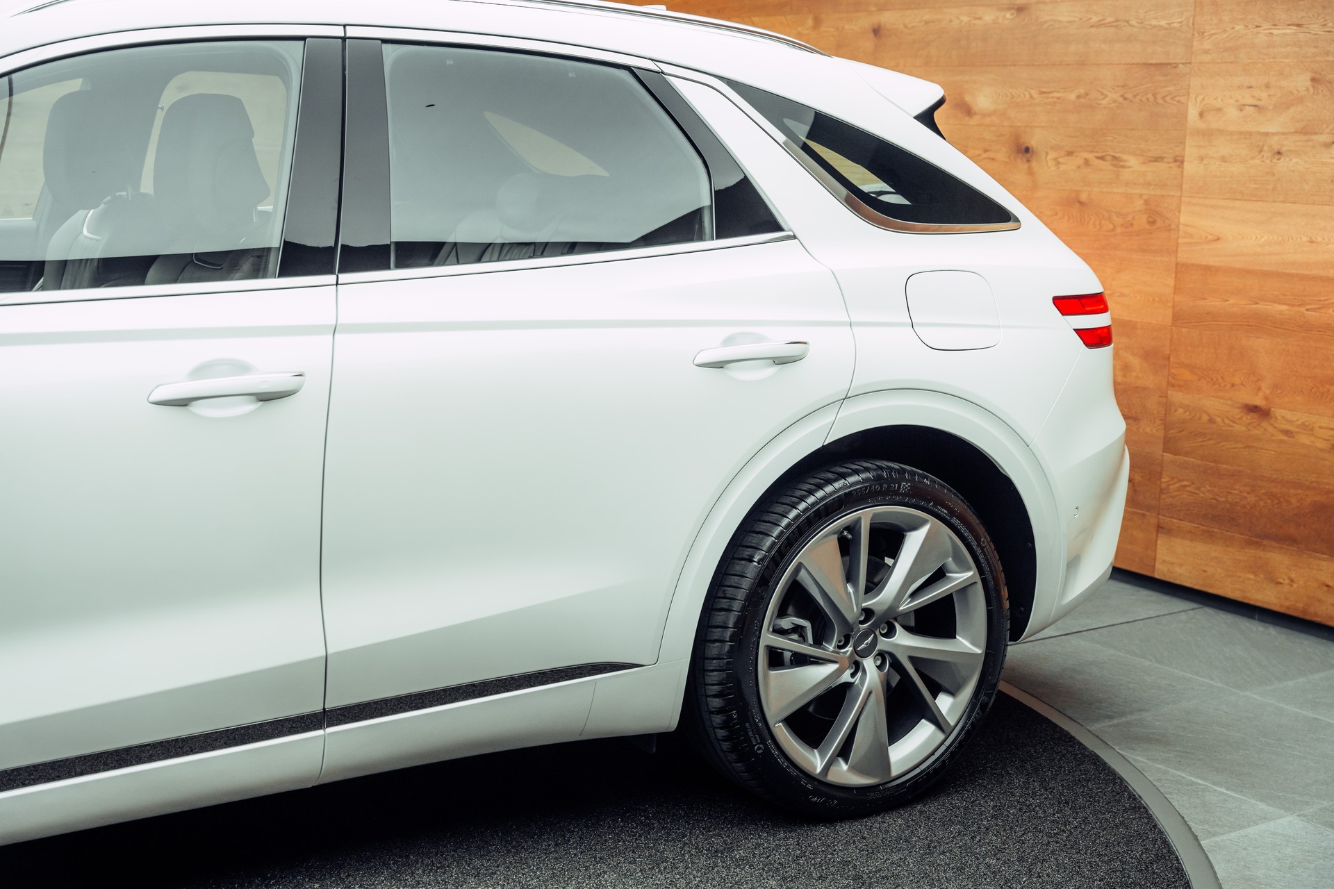 GENESIS GV70 2.5 TGDI Luxury AT8 AWD-image-17