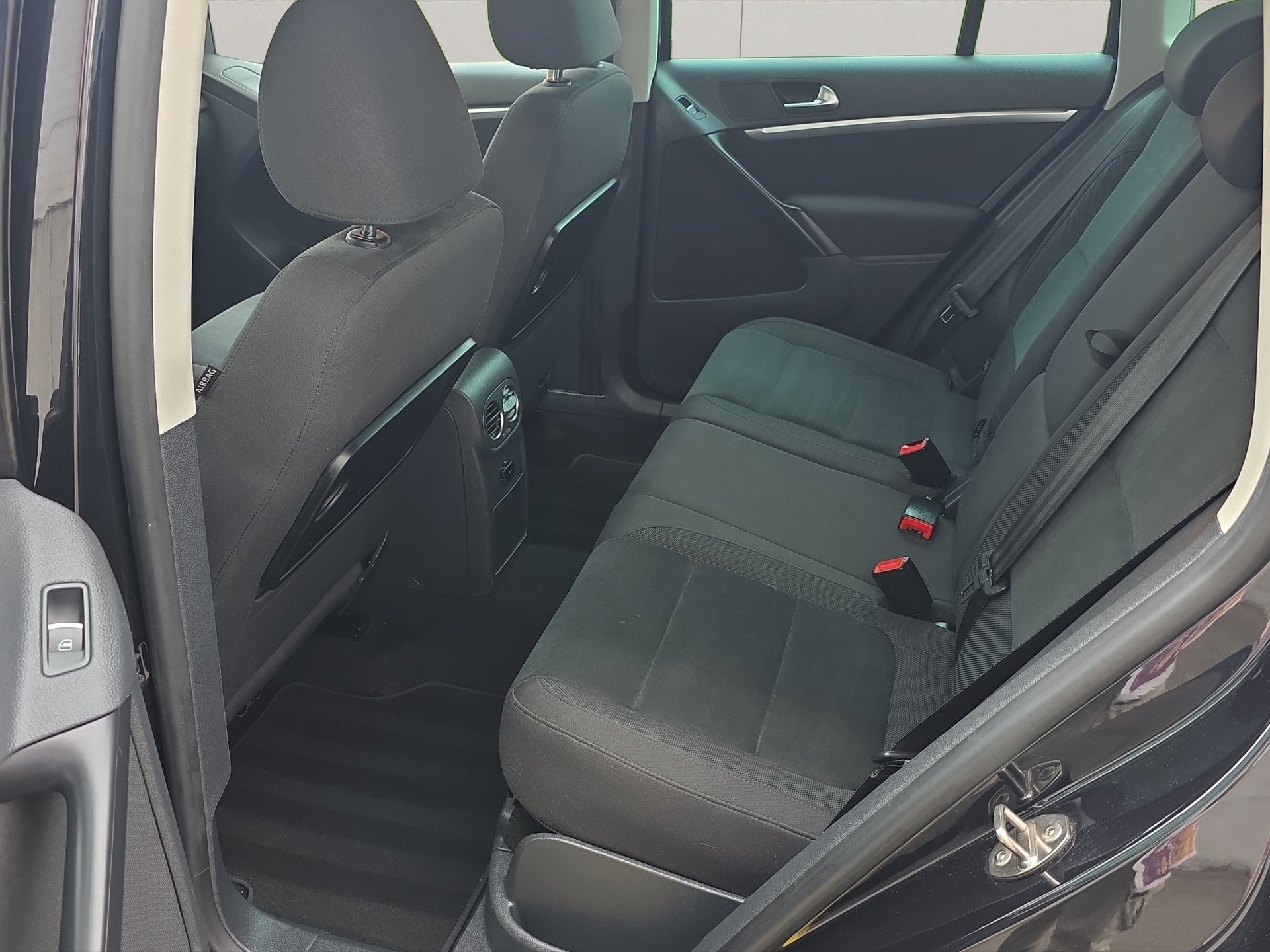 VW Tiguan 2.0 TDI BlueMotion Sport&Style 4Motion DSG-image-9