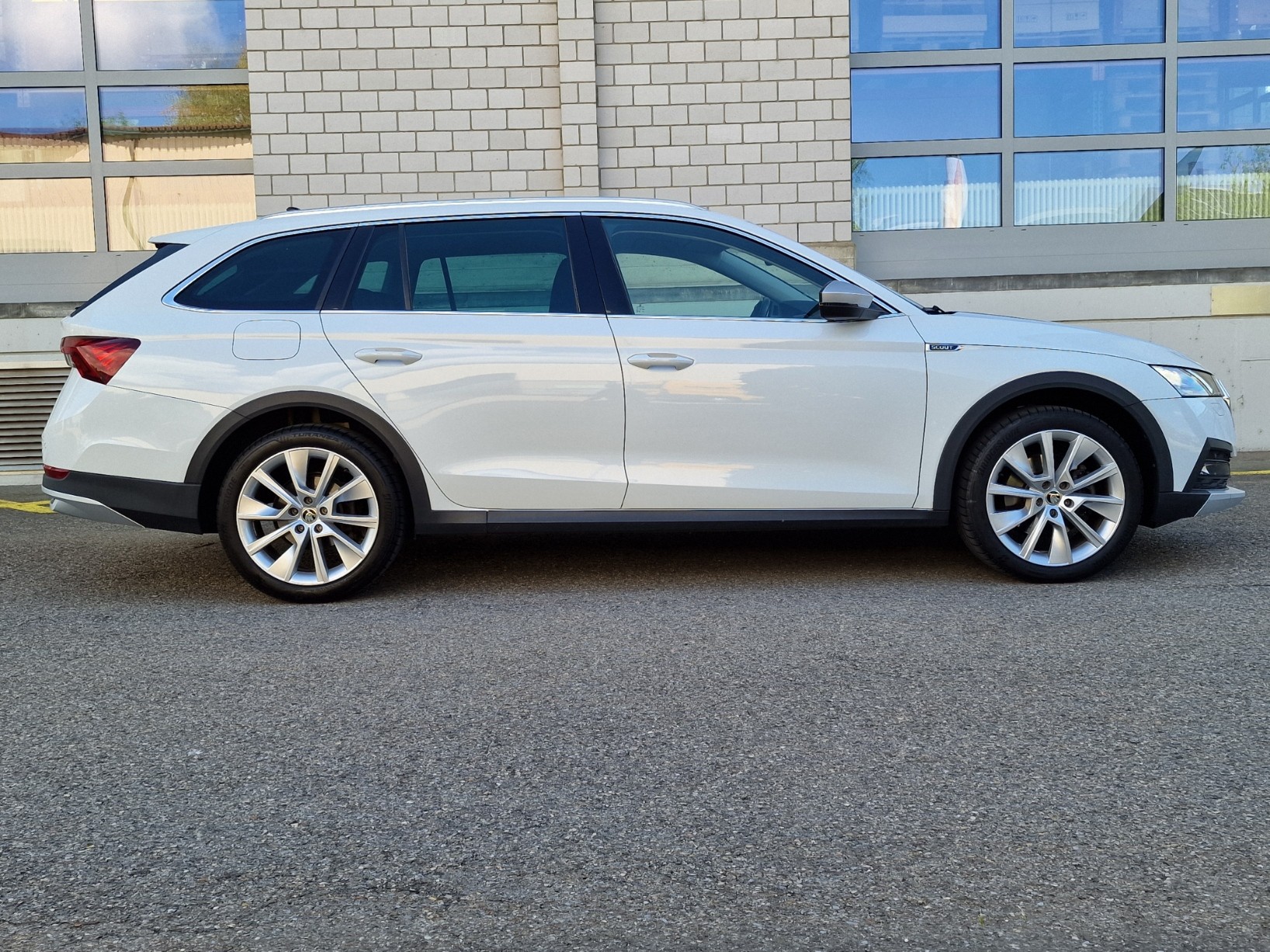 SKODA Octavia Combi 2.0 TDI DSG Scout 4x4-image-3