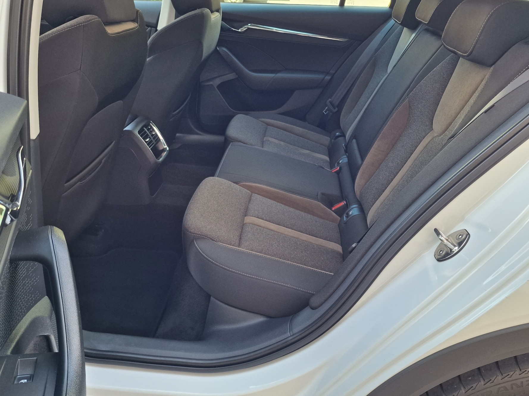 SKODA Octavia Combi 2.0 TDI DSG Scout 4x4-image-14