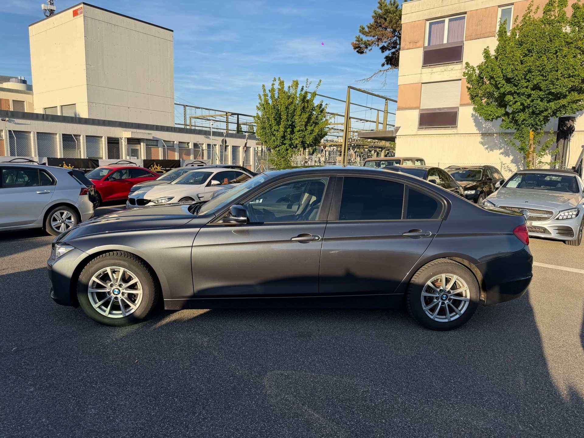 BMW 318d Steptronic-showroom-element-2
