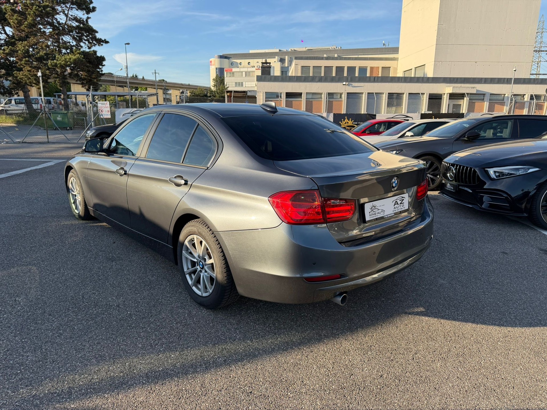 BMW 318d Steptronic-showroom-element-3